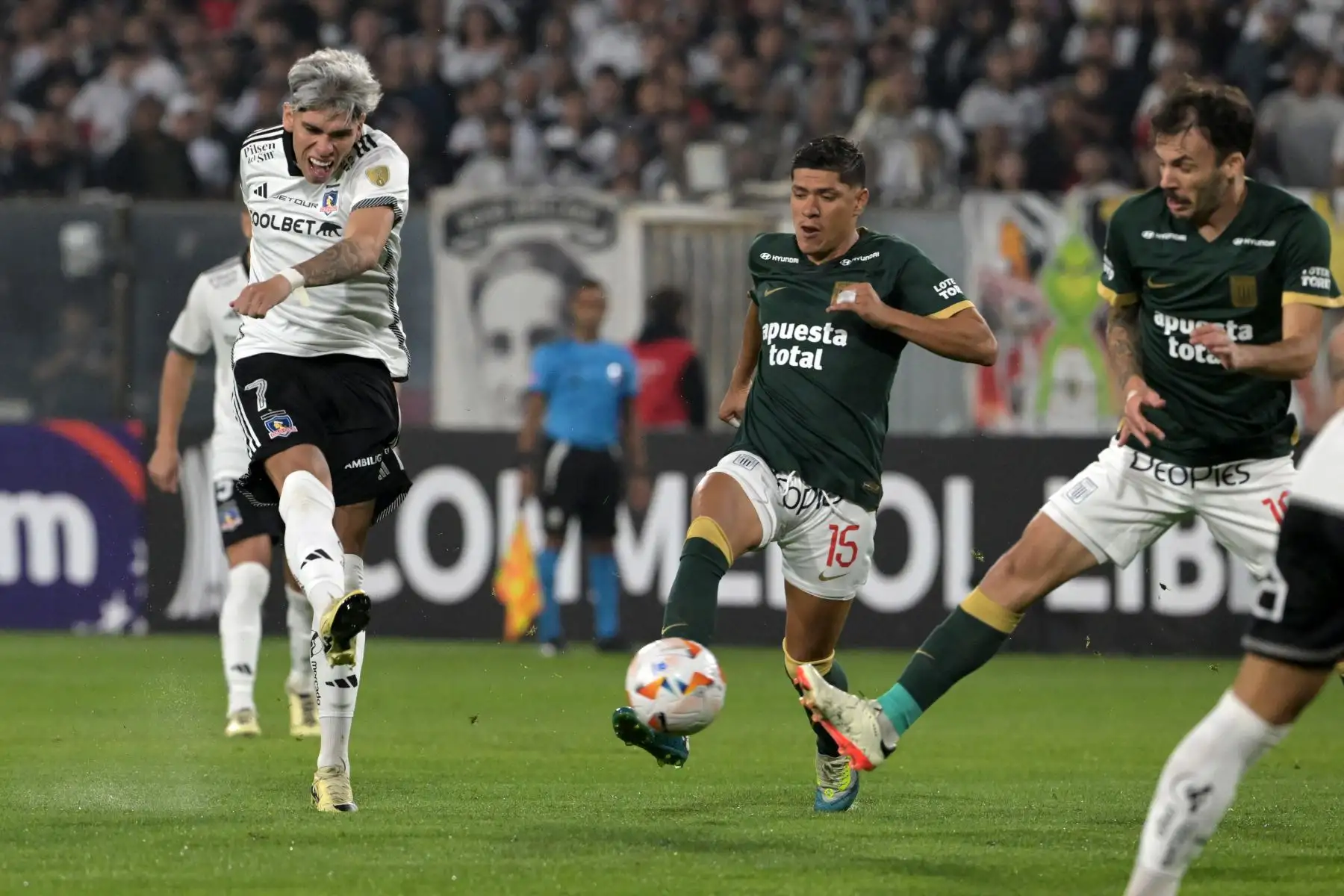 El delantero de Colo-Colo, Carlos Palacios , y el mediocampista de Alianza Lima, Jesús Castillo, luchan por el balón durante el partido de ida de la fase de grupos de la Copa Libertadores entre Colo Colo de Chile y Alianza Lima de Perú en el Estadio Monumental de Santiago.
Foto: AFP