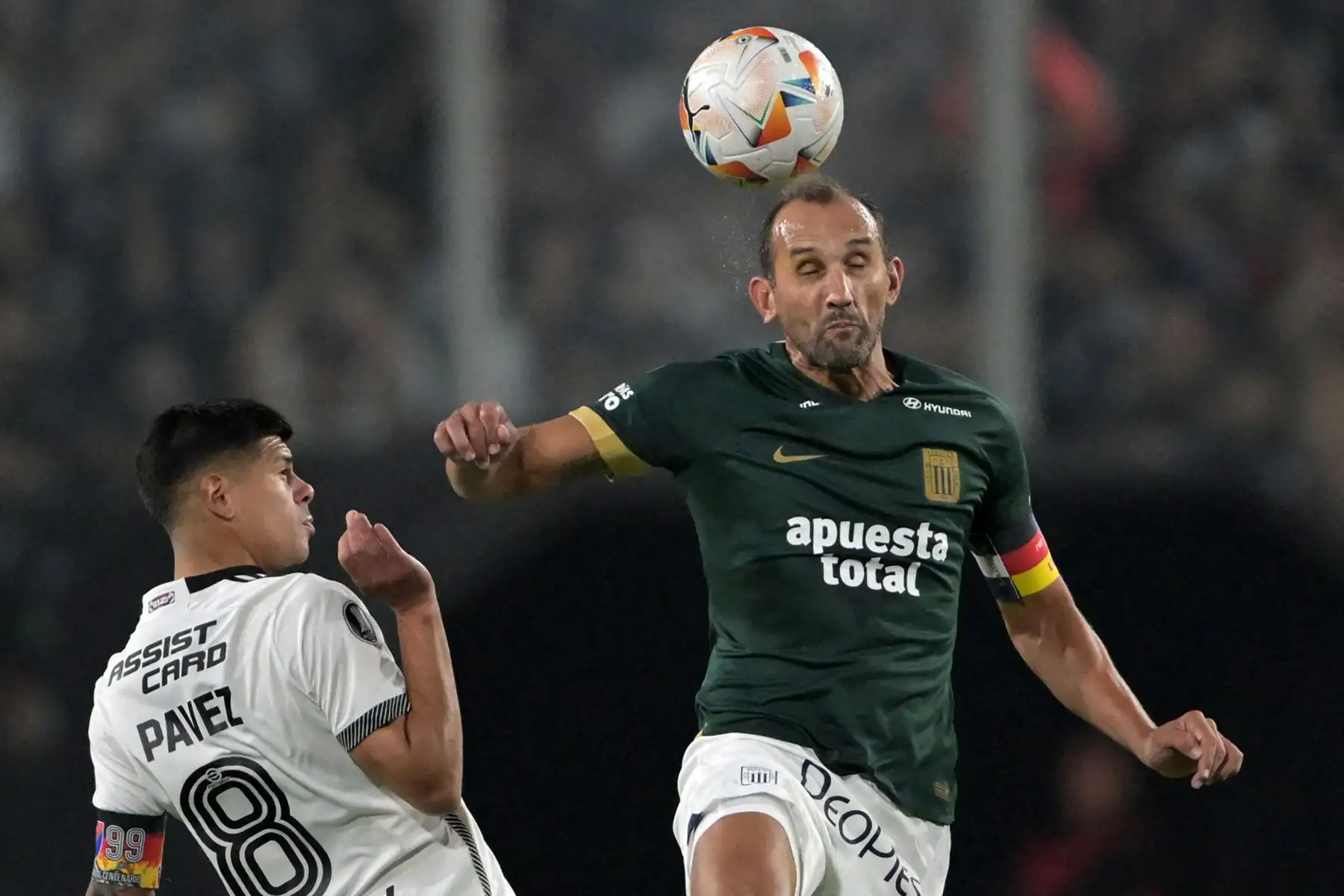 El mediocampista de Colo-Colo, Esteban Pavez , y el delantero argentino de Alianza Lima, Hernán Barcos, luchan por el balón durante el partido de fútbol de ida de la fase de grupos de la Copa Libertadores entre Colo Colo de Chile y Alianza Lima de Perú en el Estadio Monumental de Santiago.
Foto: AFP