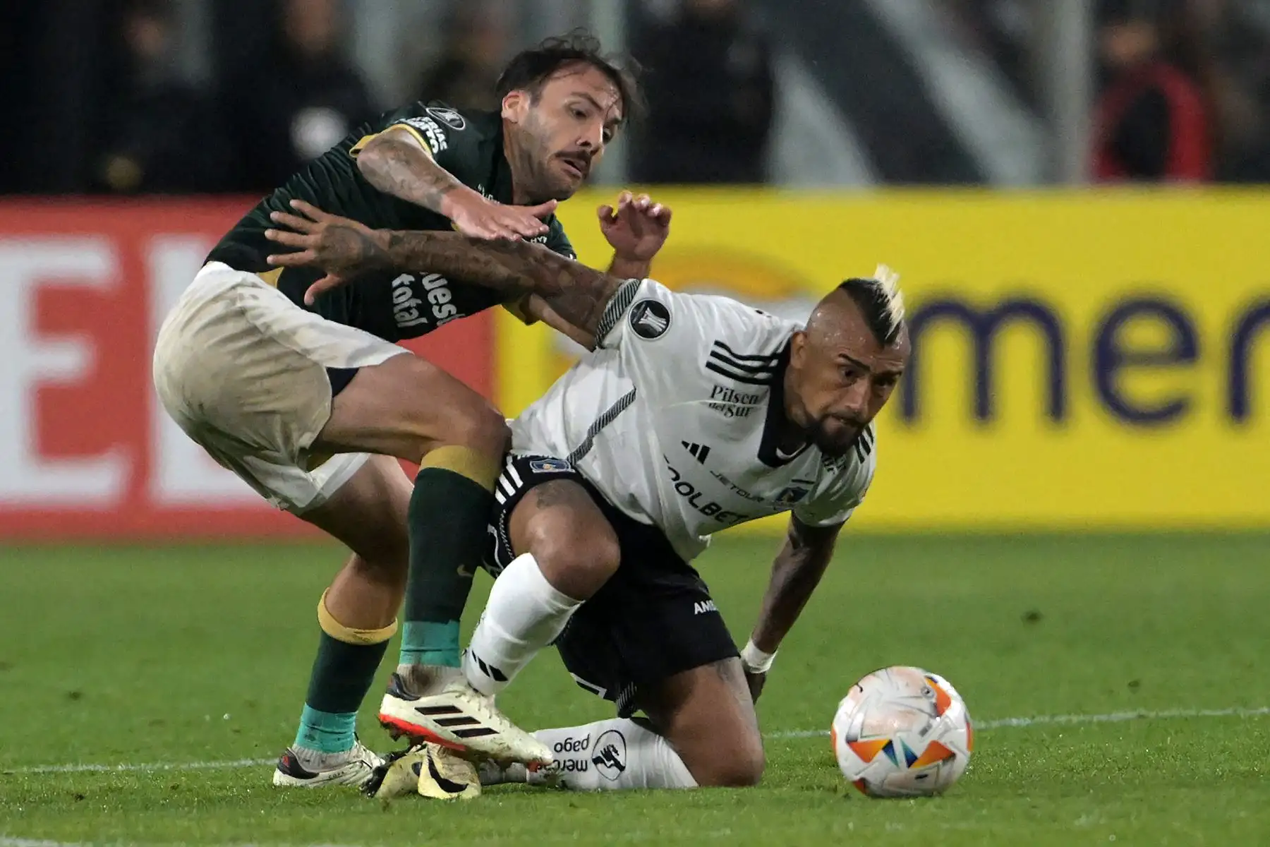 El mediocampista uruguayo de Alianza Lima, Sebastián Rodríguez , y el mediocampista de Colo-Colo, Arturo Vidal, luchan por el balón durante el partido de fútbol de ida de la fase de grupos de la Copa Libertadores entre Colo Colo de Chile y Alianza Lima de Perú en el Estadio Monumental de Santiago.
Foto:AFP