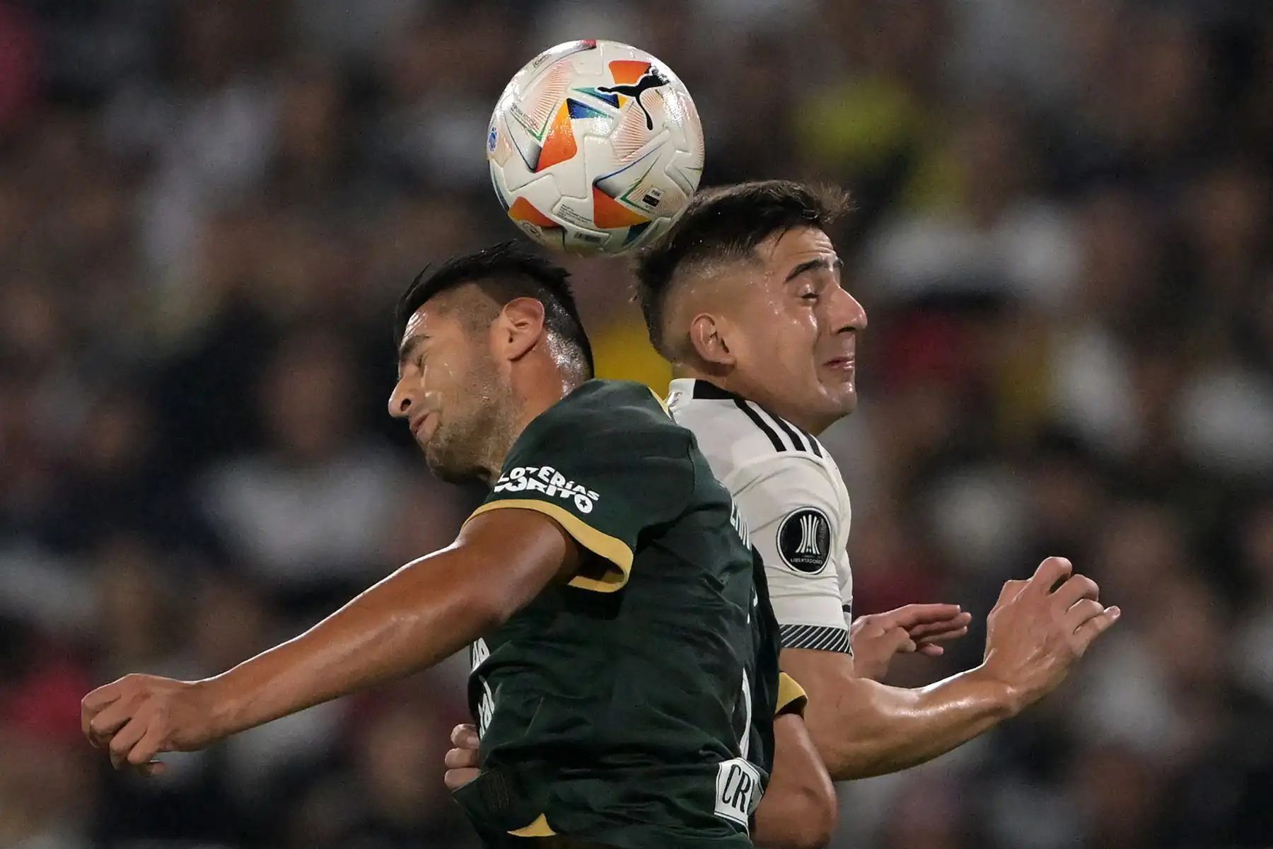 El defensor de Alianza Lima, Carlos Zambrano , y el delantero de Colo-Colo, Guillermo Paiva, luchan por el balón durante el partido de ida de la fase de grupos de la Copa Libertadores entre Colo Colo de Chile y Alianza Lima de Perú en el Estadio Monumental de Santiago.
Foto: AFP