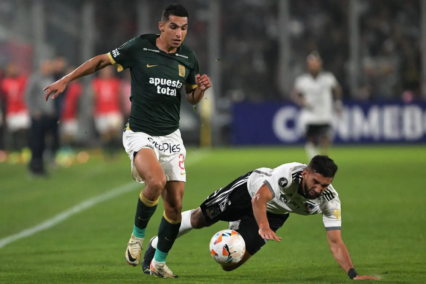 El mediocampista colombiano de Alianza Lima, Kevin Serna , y el defensor argentino de Colo-Colo, Emiliano Amor, luchan por el balón durante el partido de fútbol de ida de la fase de grupos de la Copa Libertadores entre Colo Colo de Chile y Alianza Lima de Perú en el Estadio Monumental de Santiago.
Foto: AFP