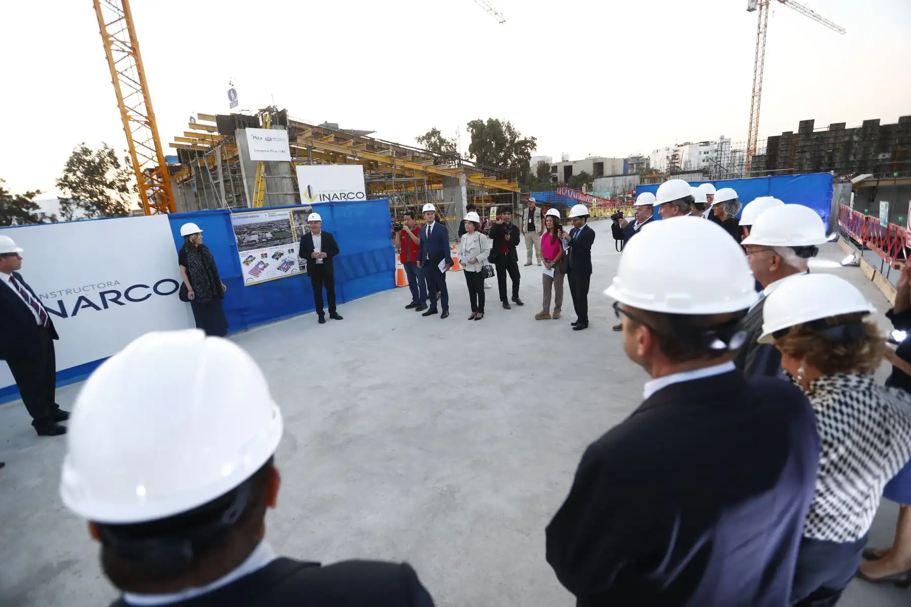 En una ceremonia especial, se colocó de manera simbólica la primera piedra de las nuevas instalaciones del Colegio Franco Peruano ubicado en Surco, con la participación del embajador de Francia en el Perú, Marc Giacomini, y ministros de Estado, entre otras autoridades. Foto: ANDINA/Daniel Bracamonte