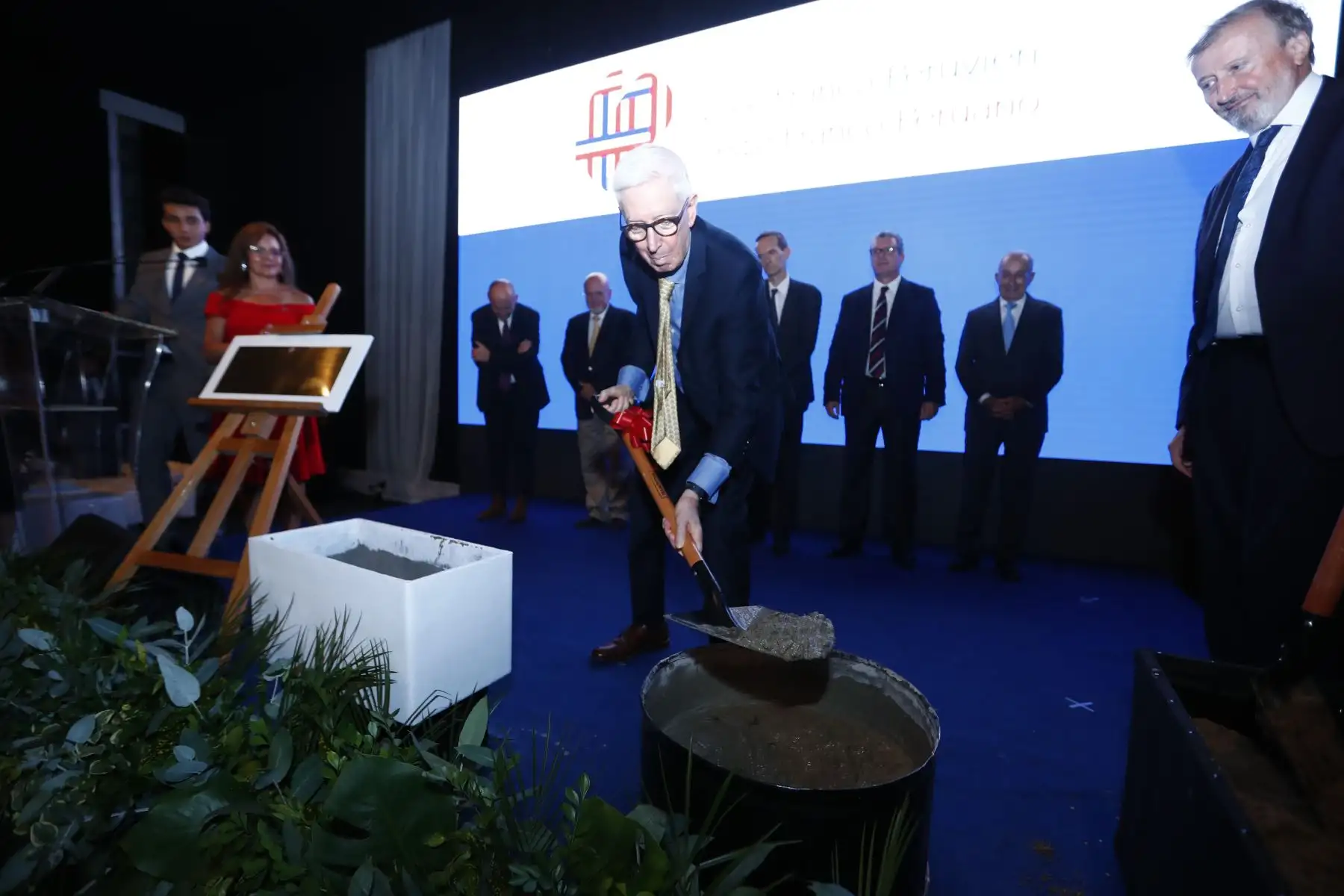 El presidente de la Asociación Civil del Colegio Franco Peruano, Jorge Bruce, participó en la colocación simbólica la primera piedra de las nuevas instalaciones en construcción del Colegio Franco Peruano ubicado en Santiago de Surco. Foto: ANDINA/Daniel Bracamonte