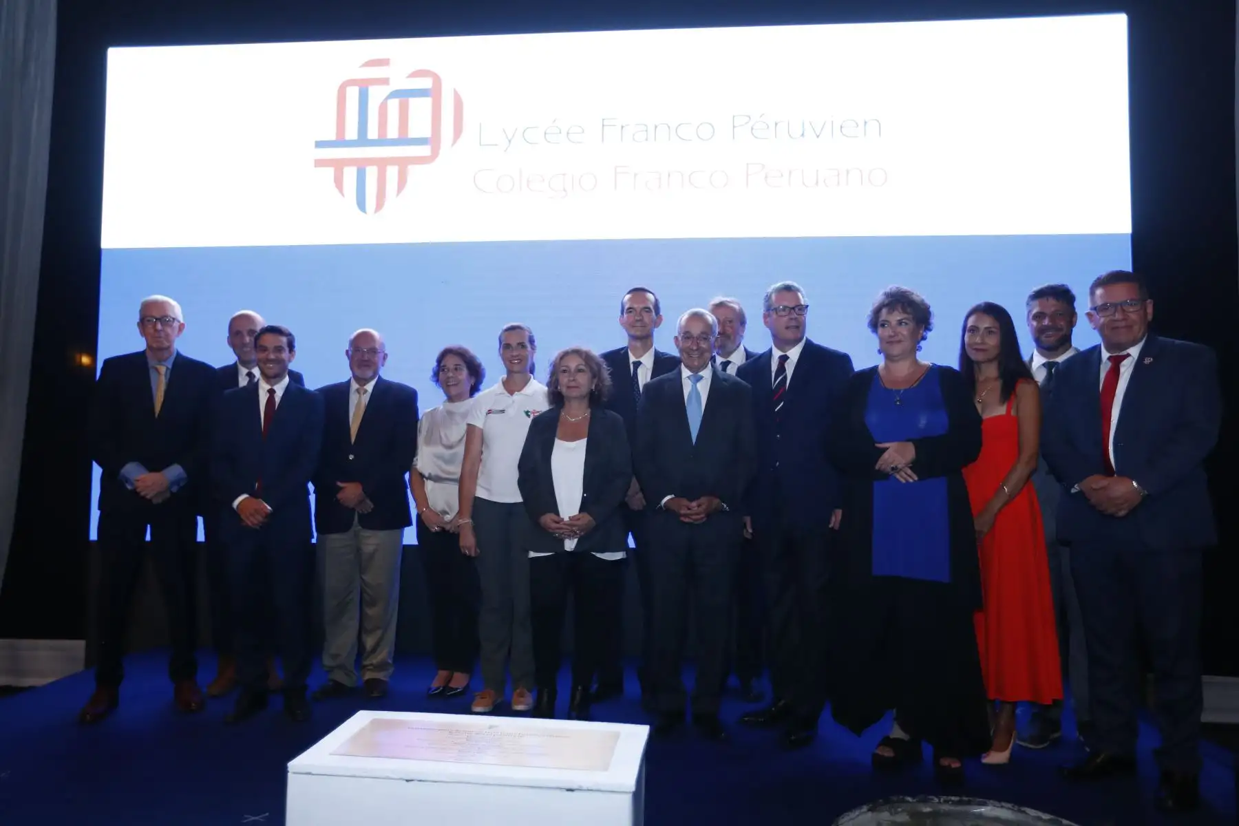En una ceremonia especial, se colocó de manera simbólica la primera piedra de las nuevas instalaciones del Colegio Franco Peruano ubicado en Surco, con la participación del embajador de Francia en el Perú, Marc Giacomini, y ministros de Estado, entre otras autoridades. Foto: ANDINA/Daniel Bracamonte
