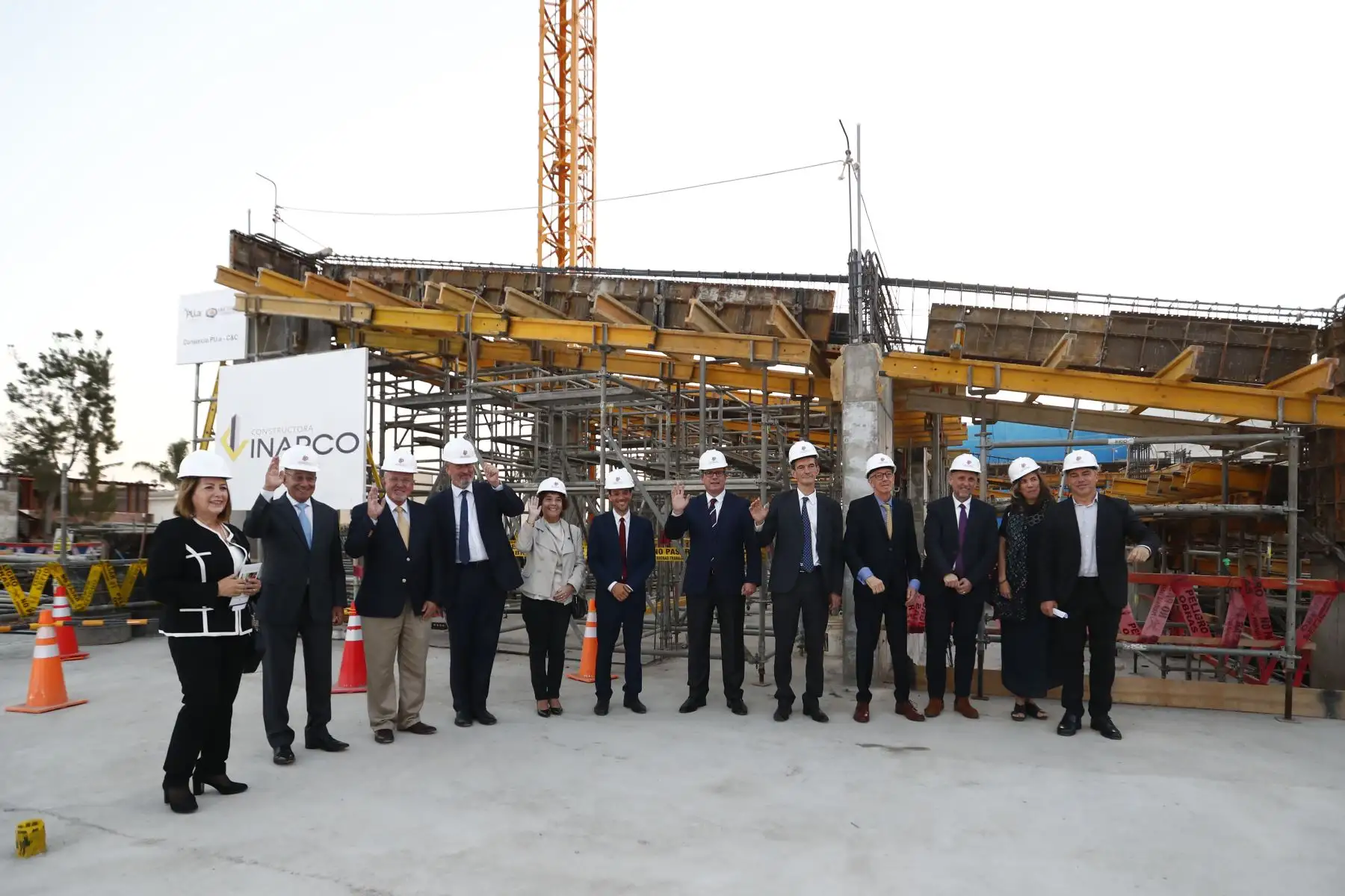 En una ceremonia especial, se colocó de manera simbólica la primera piedra de las nuevas instalaciones del Colegio Franco Peruano ubicado en Surco, con la participación del embajador de Francia en el Perú, Marc Giacomini, y ministros de Estado, entre otras autoridades. Foto: ANDINA/Daniel Bracamonte