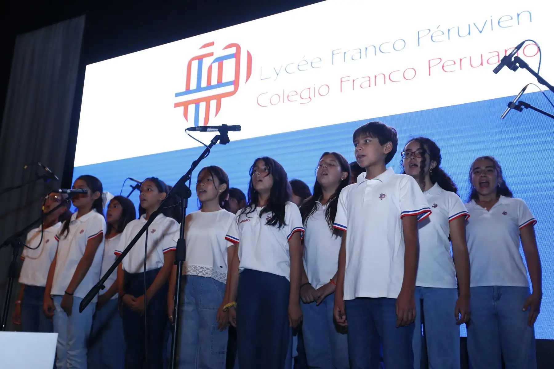 En una ceremonia especial, se colocó de manera simbólica la primera piedra de las nuevas instalaciones del Colegio Franco Peruano ubicado en Santiago de Surco. Foto: ANDINA/Daniel Bracamonte