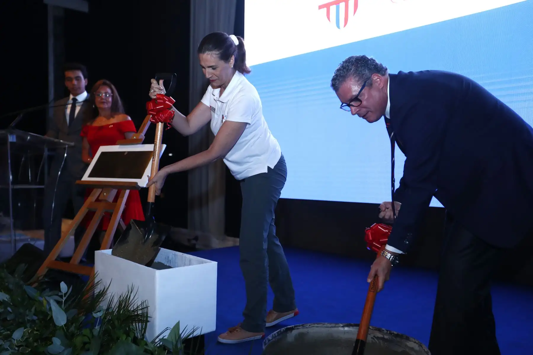 La ministra de Vivienda, Construcción y Saneamiento, Hania Pérez de Cuéllar, y el ministro de Educación, Morgan Quero, participaron en la colocación simbólica la primera piedra de las nuevas instalaciones en construcción del Colegio Franco Peruano ubicado en Santiago de Surco. Foto: ANDINA/Daniel Bracamonte