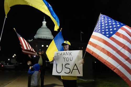 Los partidarios de Ucrania sostienen banderas frente al edificio del Capitolio de los EE. UU. después de que el Senado aprobara el suplemento de seguridad nacional de 95,000 millones de dólares que incluye ayuda a Israel, Ucrania y Taiwán. Foto: EFE