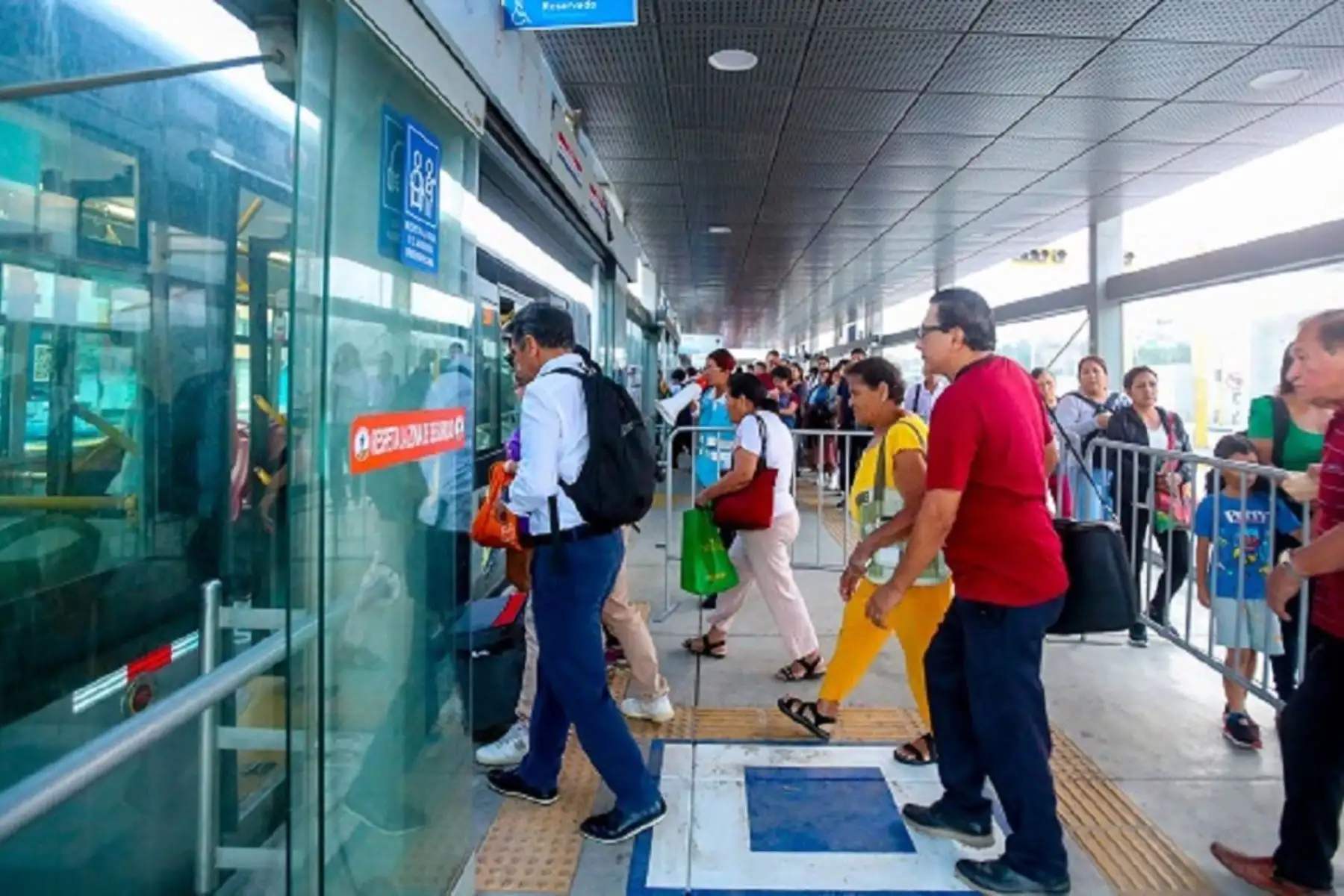 La presidenta de la Autoridad de Transporte Urbano para Lima y Callao (ATU), Marybel Vidal Matos, anuncia cambios en El Metropolitano a fin de mejorar el servicio y evitar demora en la espera de los buses. Foto: ANDINA/Difusión
