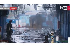 Bomberos continúan trabajando para sofocar totalmente el incendio en Barrios Altos. Foto: Captura TV