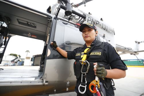 La suboficial Verónica Brenda Gargate Coaguila tiene la especialidad de paramédico de combate. Participó en el rescate en helicóptero de una persona que quedó atrapada en edificio durante el incendio que consumió inmueble en la cuadra 10 de jirón Áncash en el Cercado de Lima. ANDINA/Daniel Bracamonte