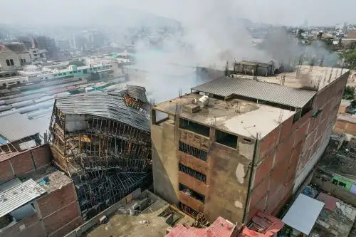 Bomberos continúan trabajando para sofocar totalmente el incendio en Barrios Altos. Foto: ANDINA/Daniel Bracamonte.