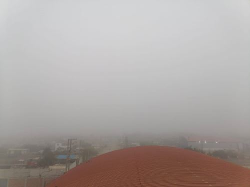 Una intensa neblina cubre la ciudad de Trujillo, lo que obligó a cancelar, por segundo día consecutivo, los vuelos a Lima. Foto: Luis Puell