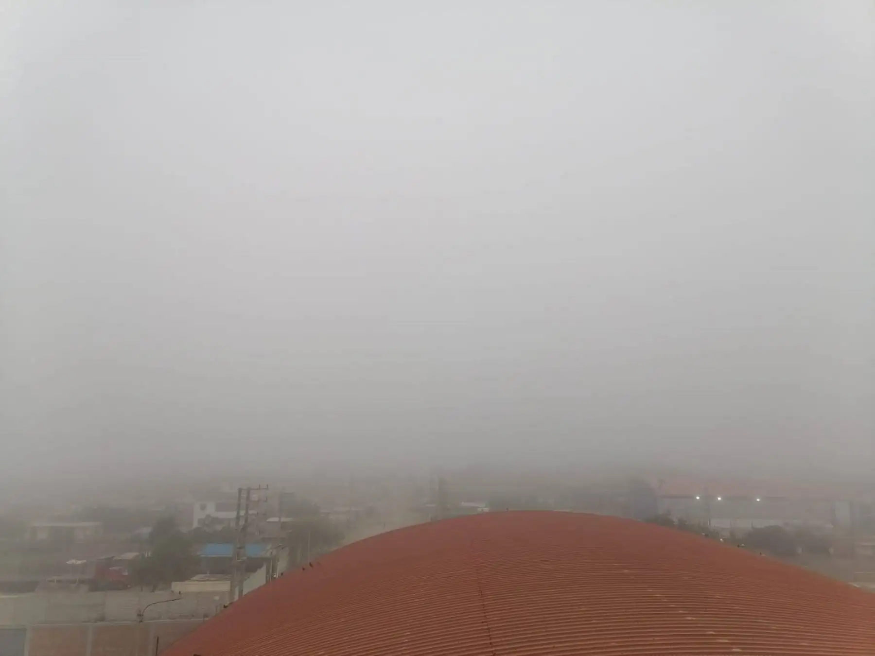 Una intensa neblina cubre la ciudad de Trujillo, lo que obligó a cancelar, por segundo día consecutivo, los vuelos a Lima. Foto: Luis Puell