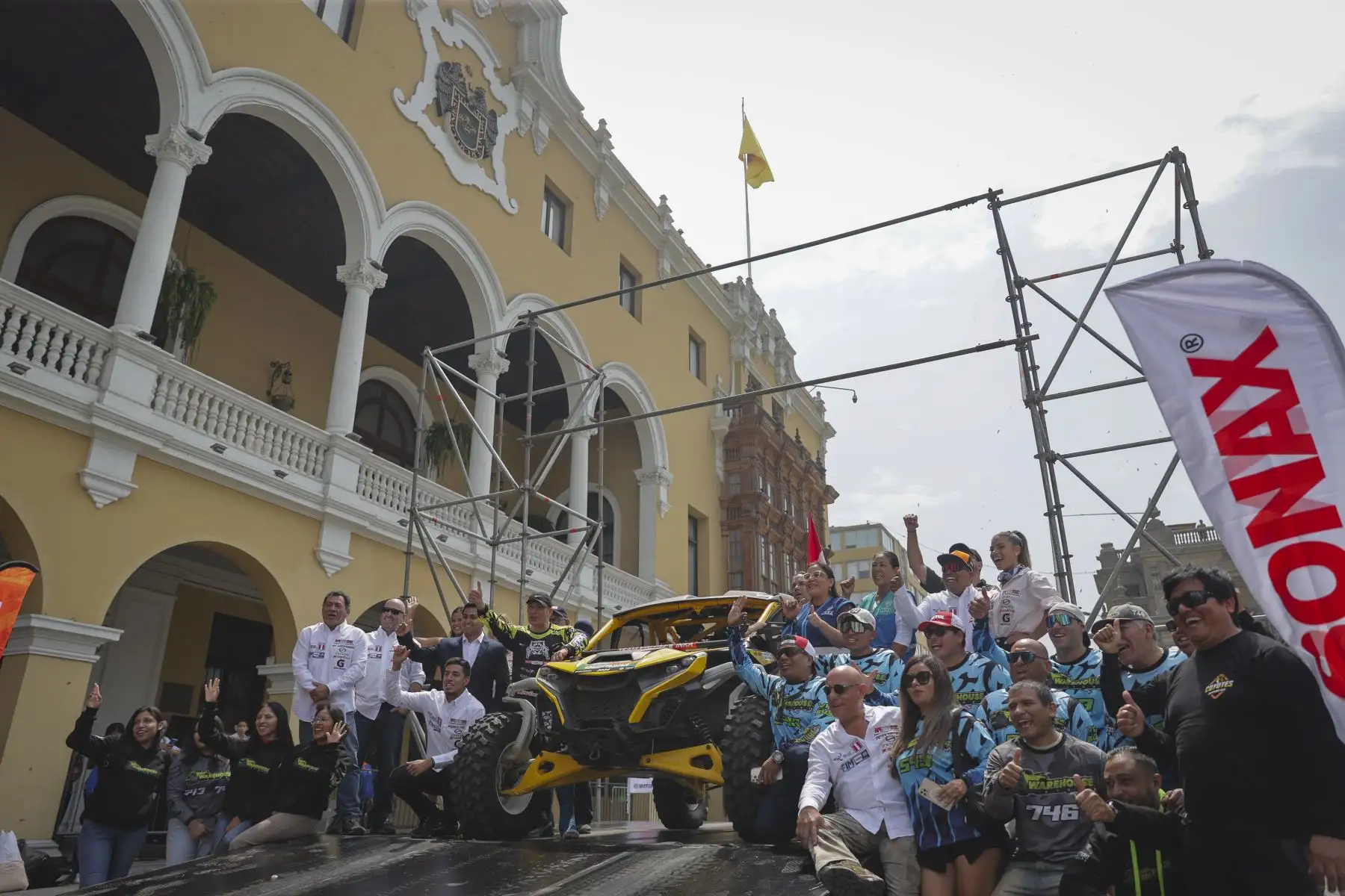 Con una partida simbólica la Municipalidad de Lima junto a la Asociación Peruana de Cross Country presentaron la Primera Fecha del Campeonato Nacional de Rally Cross Country 2024. Luego de la ceremonia protocolar en el Salón de Recepciones del Palacio Municipal, las autoriades, los representantes de la MML y los pilotos presentes, participaron de la exhibición de sus vehículos realizando una partida simbólica en la Plaza de Armas de Lima. Esta primera fecha se disputará los días 26, 27 y 28 de abril en los desiertos de Asia, al sur de Lima.
Foto: ANDINA/Andrés Valle