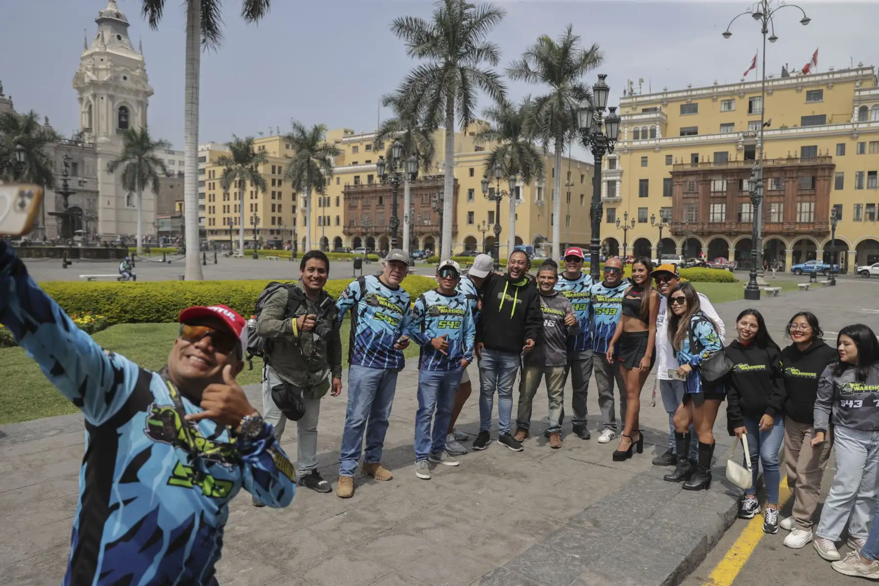 Con una partida simbólica la Municipalidad de Lima junto a la Asociación Peruana de Cross Country presentaron la Primera Fecha del Campeonato Nacional de Rally Cross Country 2024. Luego de la ceremonia protocolar en el Salón de Recepciones del Palacio Municipal, las autoriades, los representantes de la MML y los pilotos presentes, participaron de la exhibición de sus vehículos realizando una partida simbólica en la Plaza de Armas de Lima. Esta primera fecha se disputará los días 26, 27 y 28 de abril en los desiertos de Asia, al sur de Lima.
Foto: ANDINA/Andrés Valle