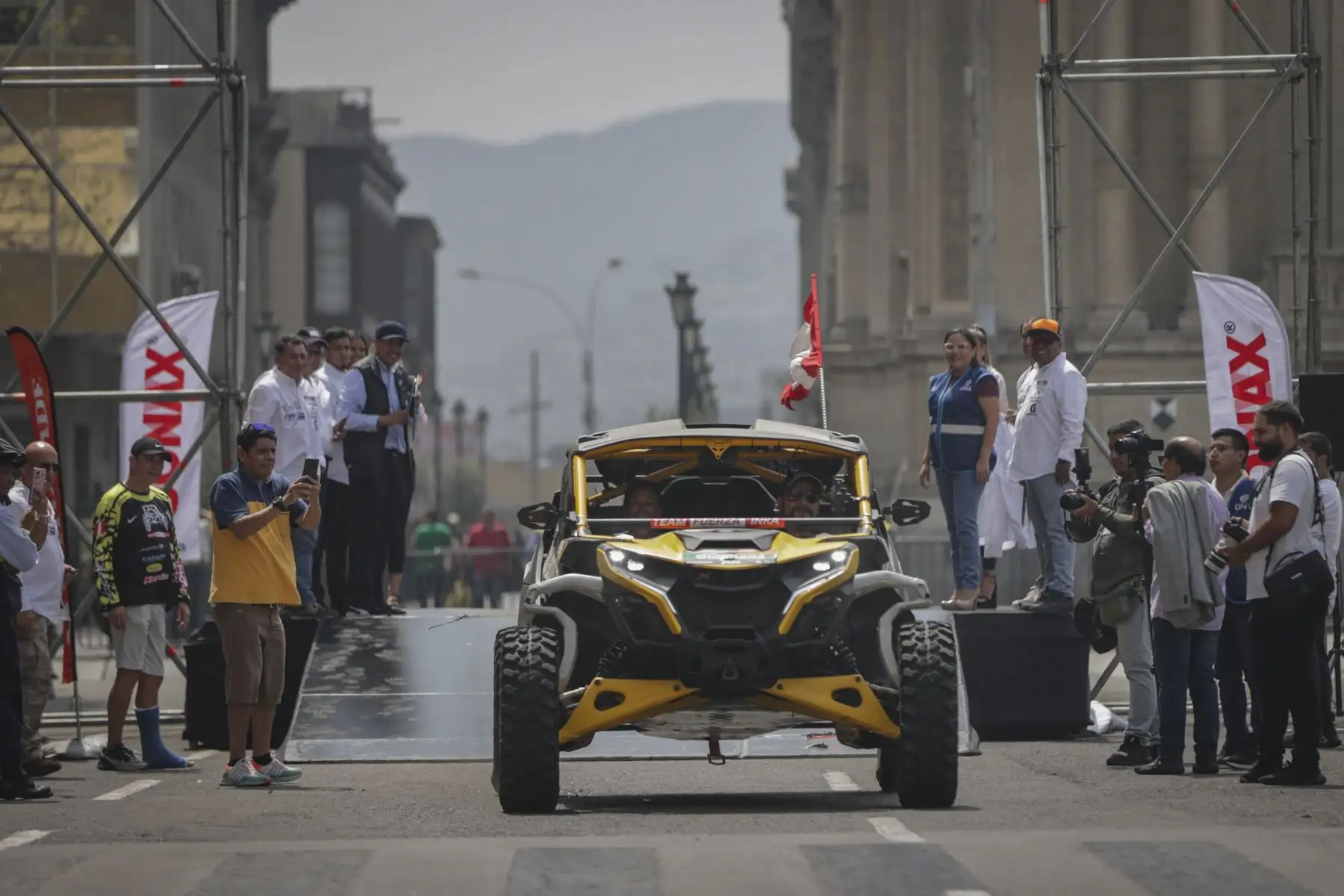 Con una partida simbólica la Municipalidad de Lima junto a la Asociación Peruana de Cross Country presentaron la Primera Fecha del Campeonato Nacional de Rally Cross Country 2024. Luego de la ceremonia protocolar en el Salón de Recepciones del Palacio Municipal, las autoriades, los representantes de la MML y los pilotos presentes, participaron de la exhibición de sus vehículos realizando una partida simbólica en la Plaza de Armas de Lima. Esta primera fecha se disputará los días 26, 27 y 28 de abril en los desiertos de Asia, al sur de Lima.
Foto: ANDINA/Andrés Valle