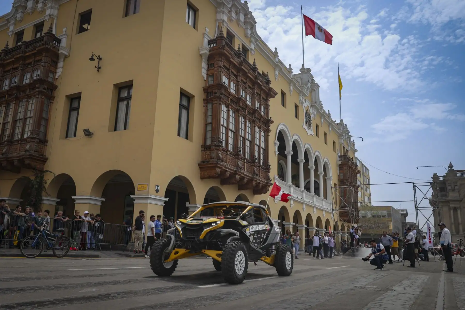 Con una partida simbólica la Municipalidad de Lima junto a la Asociación Peruana de Cross Country presentaron la Primera Fecha del Campeonato Nacional de Rally Cross Country 2024. Luego de la ceremonia protocolar en el Salón de Recepciones del Palacio Municipal, las autoriades, los representantes de la MML y los pilotos presentes, participaron de la exhibición de sus vehículos realizando una partida simbólica en la Plaza de Armas de Lima. Esta primera fecha se disputará los días 26, 27 y 28 de abril en los desiertos de Asia, al sur de Lima.
Foto: ANDINA/Andrés Valle