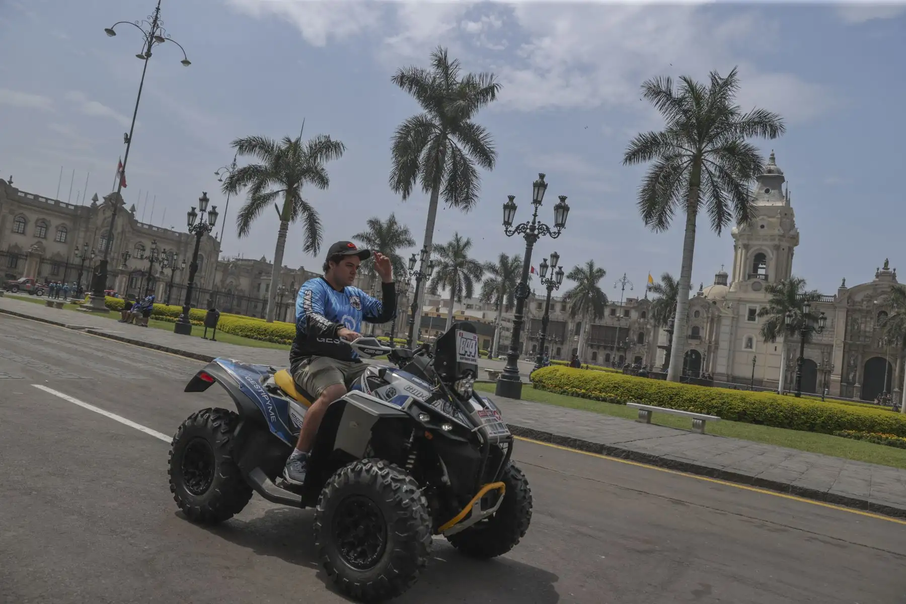 Con una partida simbólica la Municipalidad de Lima junto a la Asociación Peruana de Cross Country presentaron la Primera Fecha del Campeonato Nacional de Rally Cross Country 2024. Luego de la ceremonia protocolar en el Salón de Recepciones del Palacio Municipal, las autoriades, los representantes de la MML y los pilotos presentes, participaron de la exhibición de sus vehículos realizando una partida simbólica en la Plaza de Armas de Lima. Esta primera fecha se disputará los días 26, 27 y 28 de abril en los desiertos de Asia, al sur de Lima.
Foto: ANDINA/Andrés Valle