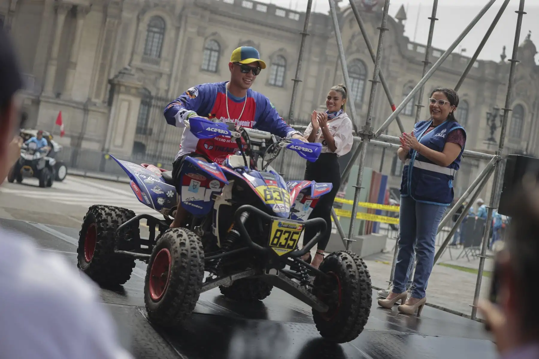 Con una partida simbólica la Municipalidad de Lima junto a la Asociación Peruana de Cross Country presentaron la Primera Fecha del Campeonato Nacional de Rally Cross Country 2024. Luego de la ceremonia protocolar en el Salón de Recepciones del Palacio Municipal, las autoriades, los representantes de la MML y los pilotos presentes, participaron de la exhibición de sus vehículos realizando una partida simbólica en la Plaza de Armas de Lima. Esta primera fecha se disputará los días 26, 27 y 28 de abril en los desiertos de Asia, al sur de Lima.
Foto: ANDINA/Andrés Valle