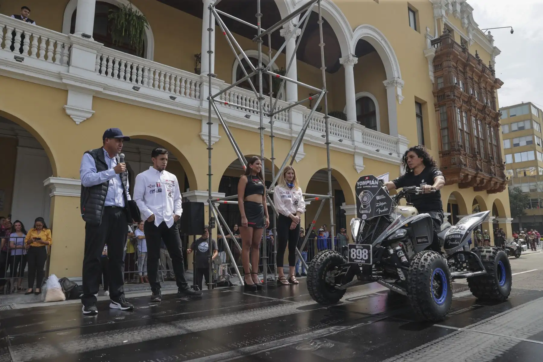 Con una partida simbólica la Municipalidad de Lima junto a la Asociación Peruana de Cross Country presentaron la Primera Fecha del Campeonato Nacional de Rally Cross Country 2024. Luego de la ceremonia protocolar en el Salón de Recepciones del Palacio Municipal, las autoriades, los representantes de la MML y los pilotos presentes, participaron de la exhibición de sus vehículos realizando una partida simbólica en la Plaza de Armas de Lima. Esta primera fecha se disputará los días 26, 27 y 28 de abril en los desiertos de Asia, al sur de Lima.
Foto: ANDINA/Andrés Valle