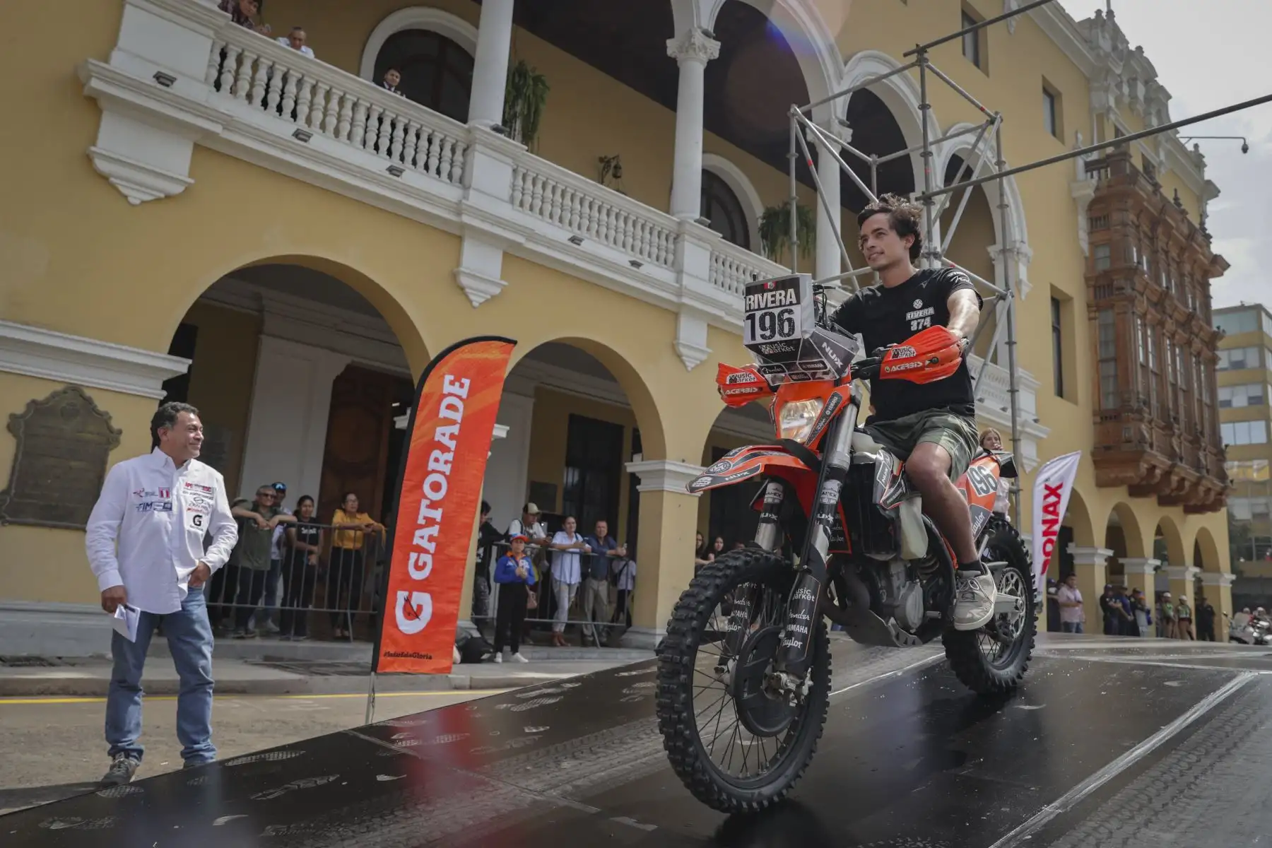 Con una partida simbólica la Municipalidad de Lima junto a la Asociación Peruana de Cross Country presentaron la Primera Fecha del Campeonato Nacional de Rally Cross Country 2024. Luego de la ceremonia protocolar en el Salón de Recepciones del Palacio Municipal, las autoriades, los representantes de la MML y los pilotos presentes, participaron de la exhibición de sus vehículos realizando una partida simbólica en la Plaza de Armas de Lima. Esta primera fecha se disputará los días 26, 27 y 28 de abril en los desiertos de Asia, al sur de Lima.
Foto: ANDINA/Andrés Valle