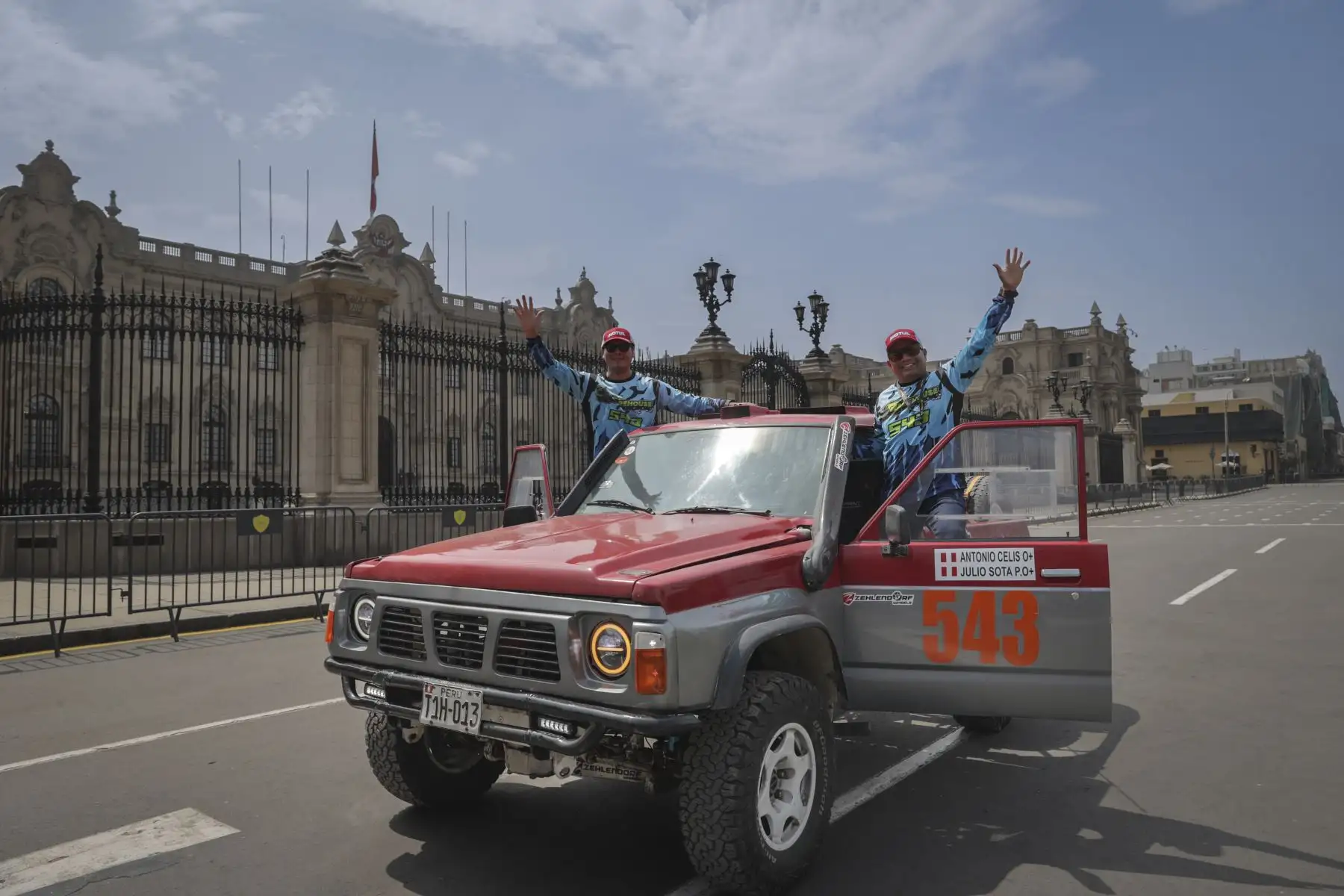 Con una partida simbólica la Municipalidad de Lima junto a la Asociación Peruana de Cross Country presentaron la Primera Fecha del Campeonato Nacional de Rally Cross Country 2024. Luego de la ceremonia protocolar en el Salón de Recepciones del Palacio Municipal, las autoriades, los representantes de la MML y los pilotos presentes, participaron de la exhibición de sus vehículos realizando una partida simbólica en la Plaza de Armas de Lima. Esta primera fecha se disputará los días 26, 27 y 28 de abril en los desiertos de Asia, al sur de Lima.
Foto: ANDINA/Andrés Valle