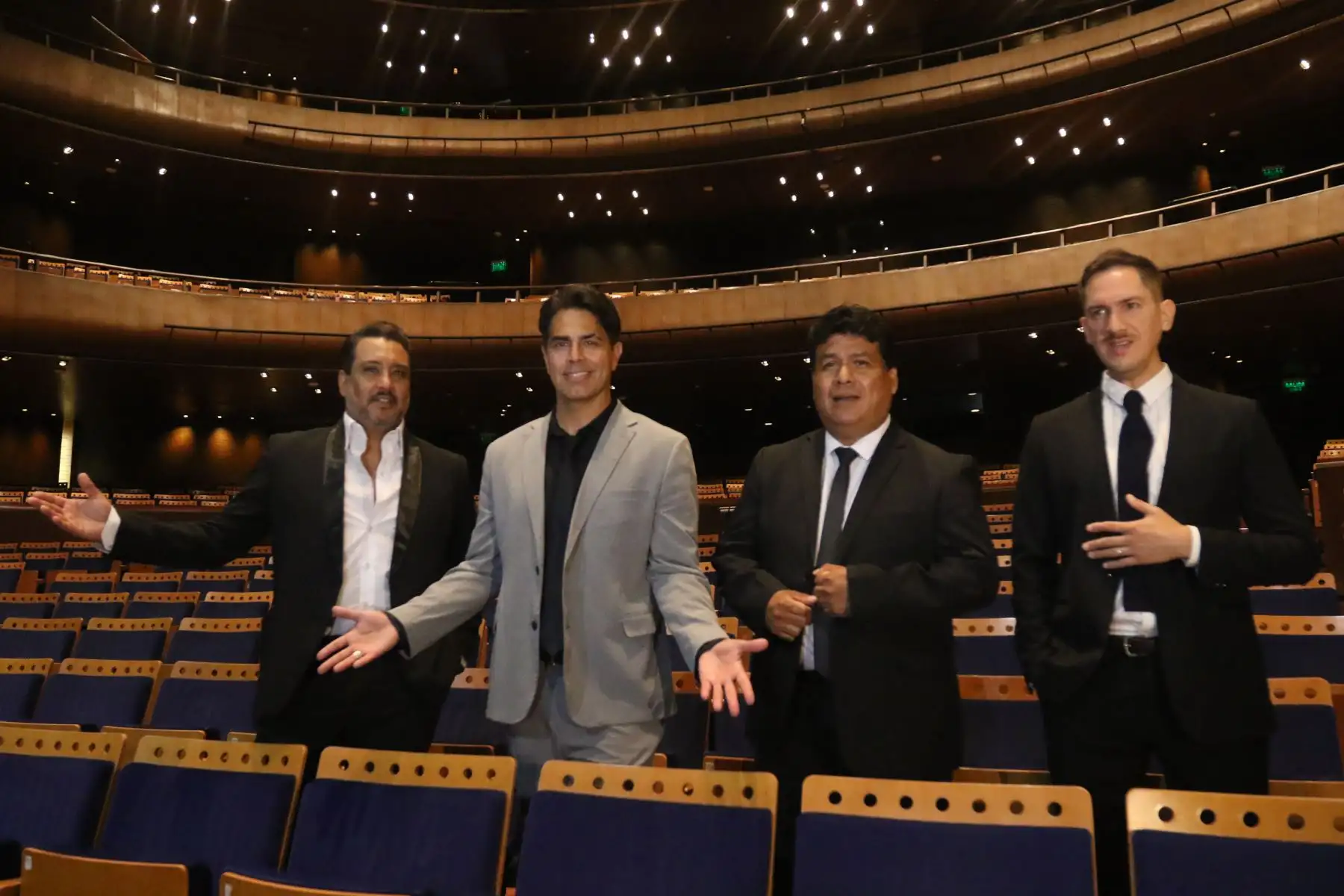 Todas ellas seleccionadas cuidadosamente del gran cancionero norteamericano, latino y mundial, con una orquesta de 20 músicos en escena bajo la batuta de Carlos Ramírez y la dirección artística de Fito Valles. Foto: Andina/Hector Vinces.