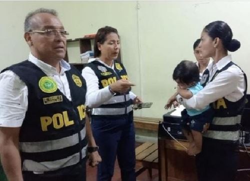 Policía de Iquitos investiga las circunstancias que motivaron a una mujer de 17 años a entregar su bebé de 8 meses a un desconocido a cambio de dinero y cerveza.