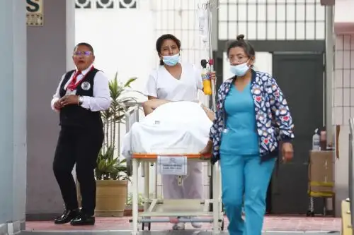 Algunos pacientes fueron evacuados a otros hospitales debido a la intensa humareda que afectó el INMP. Foto: ANDINA/Daniel Bracamonte