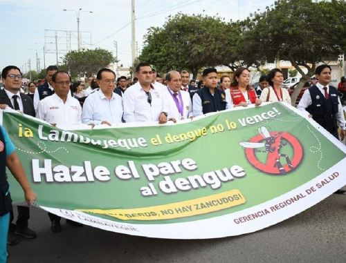 Más de un millar de personas, entre funcionarios, estudiantes, voluntarios y vecinos, participaron del pasacalle de sensibilización contra el dengue que se realizó en Chiclayo. ANDINA/Difusión
