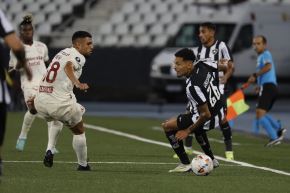 Gregore de Magalhães (d) de Botafogo disputa el balón con Rodrigo Ureña de Universitario este miércoles, en un partido de la fase de grupos de la Copa Libertadores entre Botafogo y Universitario en el estadio Nilton Santos en Río de Janeiro (Brasil). Foto: EFE