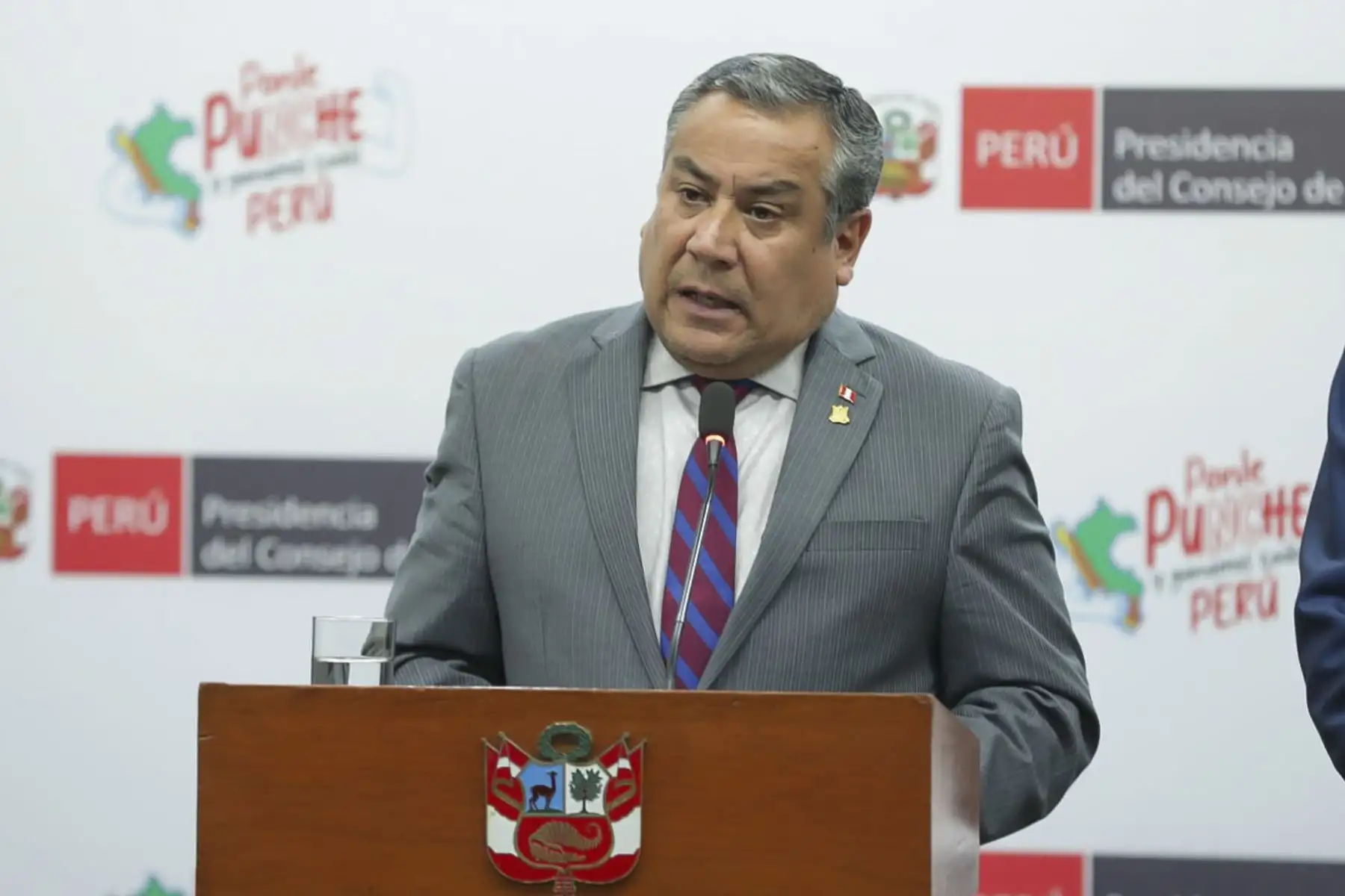 El premier Gustavo Adrianzén, junto con ministros de Estado, informa los temas abordados y las decisiones tomadas durante la sesión del Consejo de Ministros de hoy. Foto: PCM