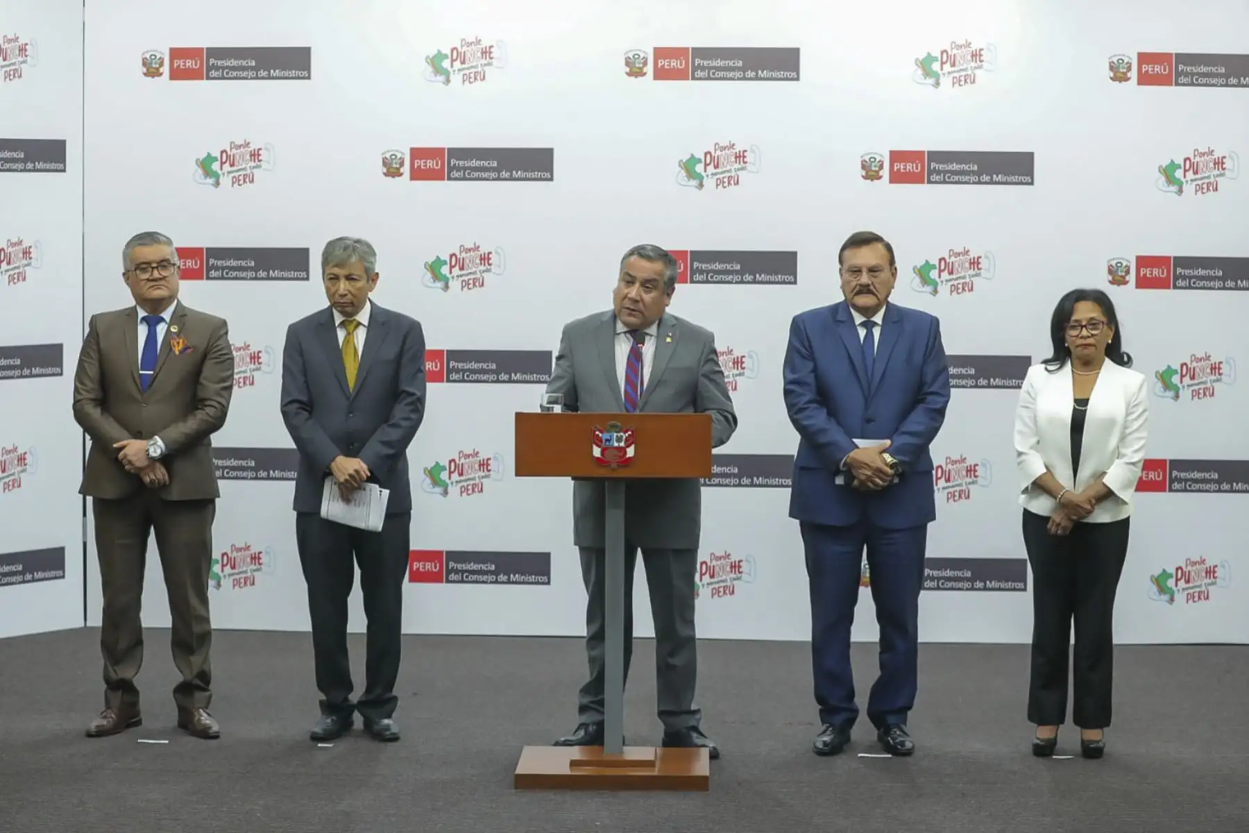 El premier Gustavo Adrianzén, junto con ministros de Estado, informa los temas abordados y las decisiones tomadas durante la sesión del Consejo de Ministros de hoy. Foto: PCM