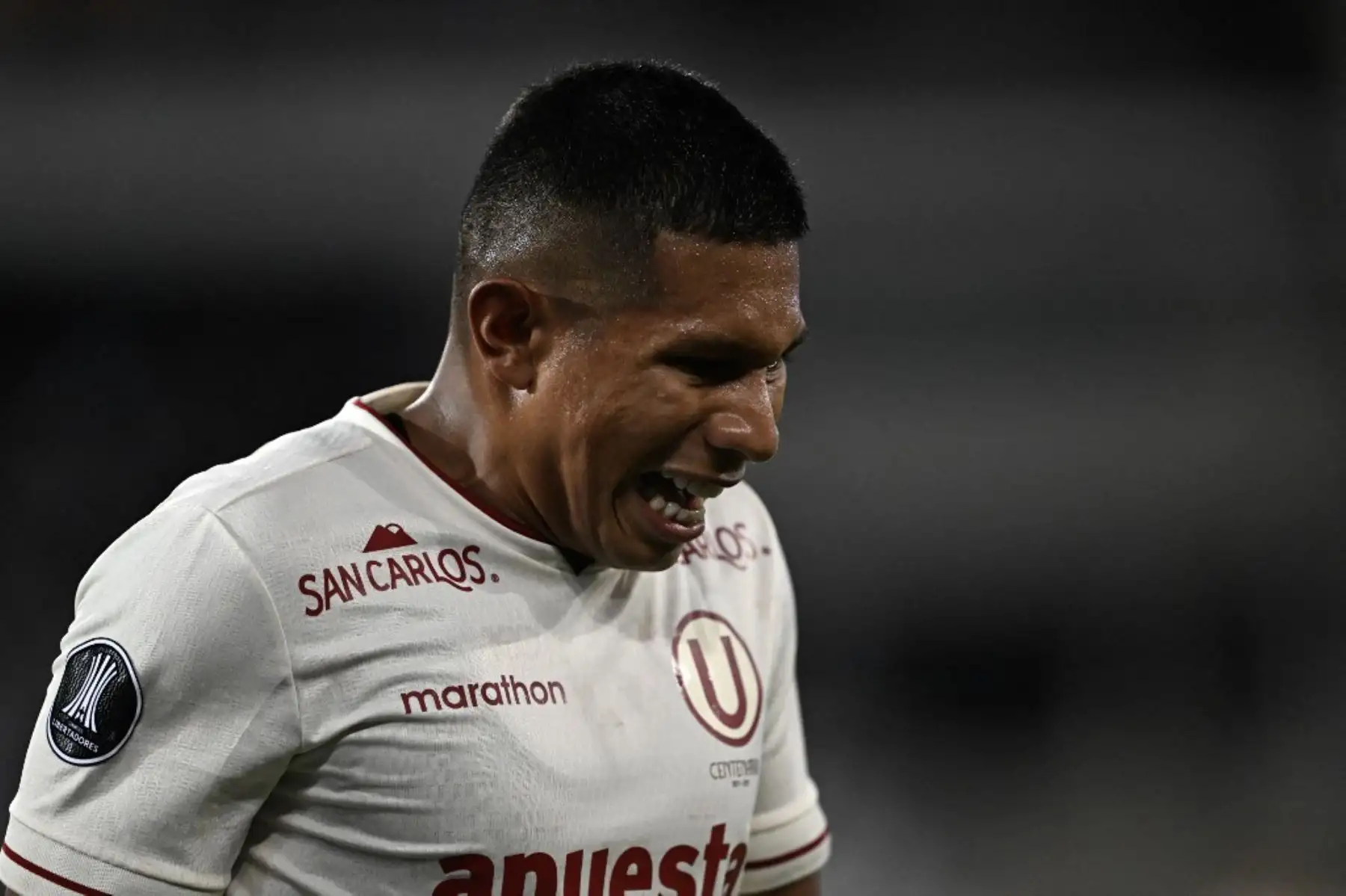 El delantero de Universitario Edison Flores reacciona durante el partido de ida de la fase de grupos de la Copa Libertadores entre el Botafogo de Brasil y el Universitario de Perú en el Estadio Nilton Santos en Río de Janeiro, Brasil, el 24 de abril de 2024. Foto: AFP