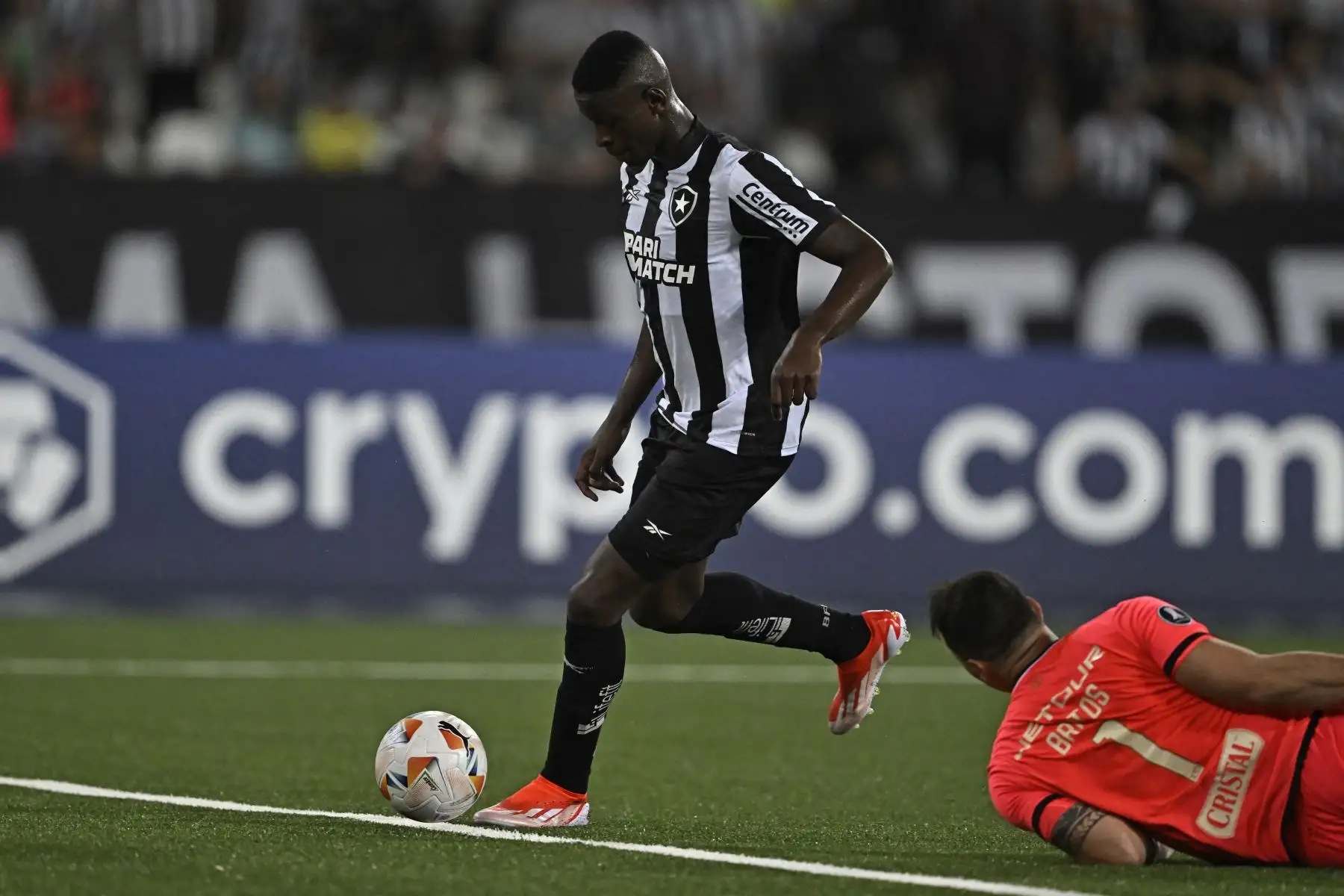 El delantero de Botafogo, Luis Henrique (i), elude al portero uruguayo de Universitario, Sebastián Britos, para anotar un gol durante el partido de fútbol de ida de la fase de grupos de la Copa Libertadores entre Botafogo de Brasil y Universitario de Perú en el estadio Nilton Santos en Río de Janeiro, Brasil, el 24 de abril de 2024. Foto: AFP