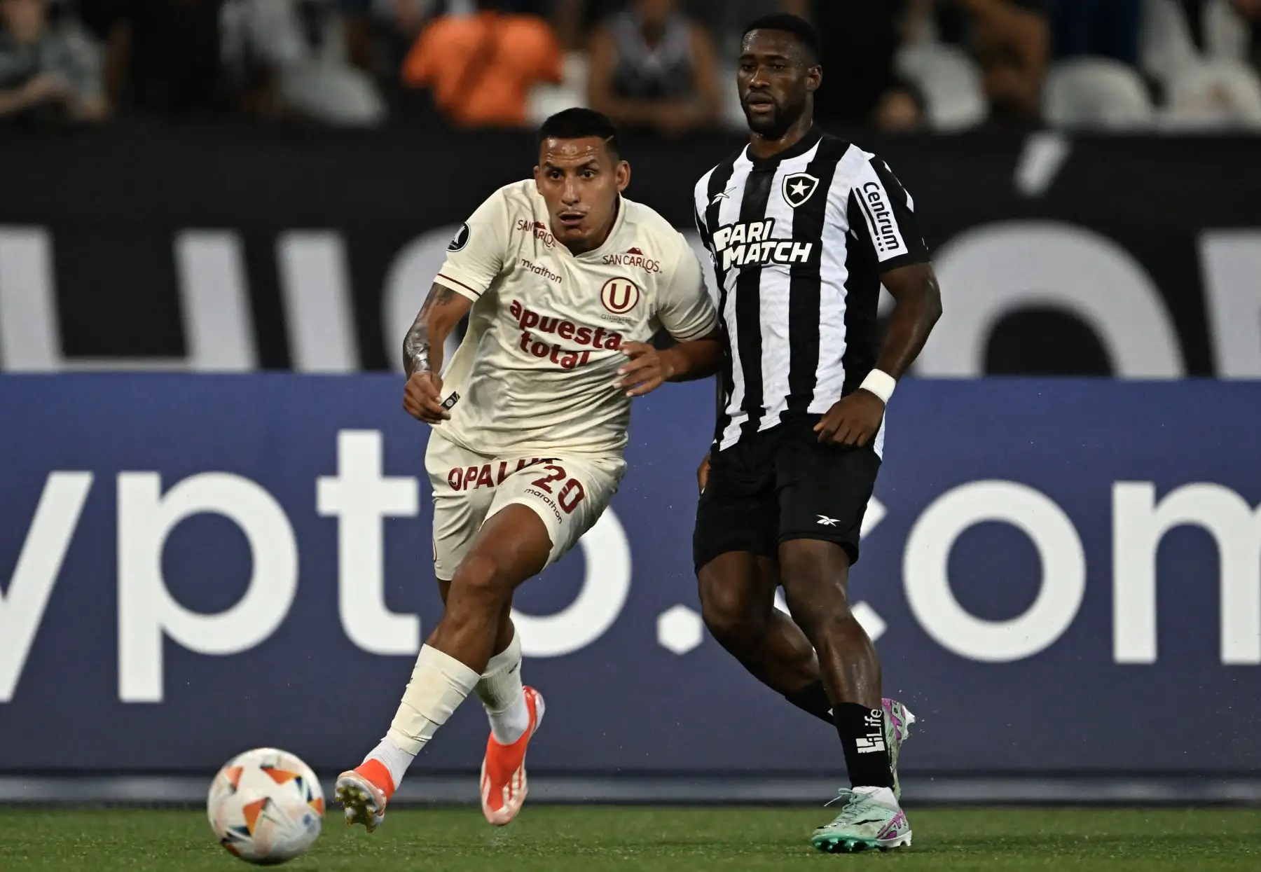 El delantero de Universitario Alex Valera (i) y el defensor angoleño de Botafogo, Bastos (d), luchan por el balón durante el partido de ida de la fase de grupos de la Copa Libertadores entre el Botafogo de Brasil y el Universitario de Perú en el estadio Nilton Santos de Río de Janeiro, Brasil, el 24 de abril. , 2024. Foto: AFP