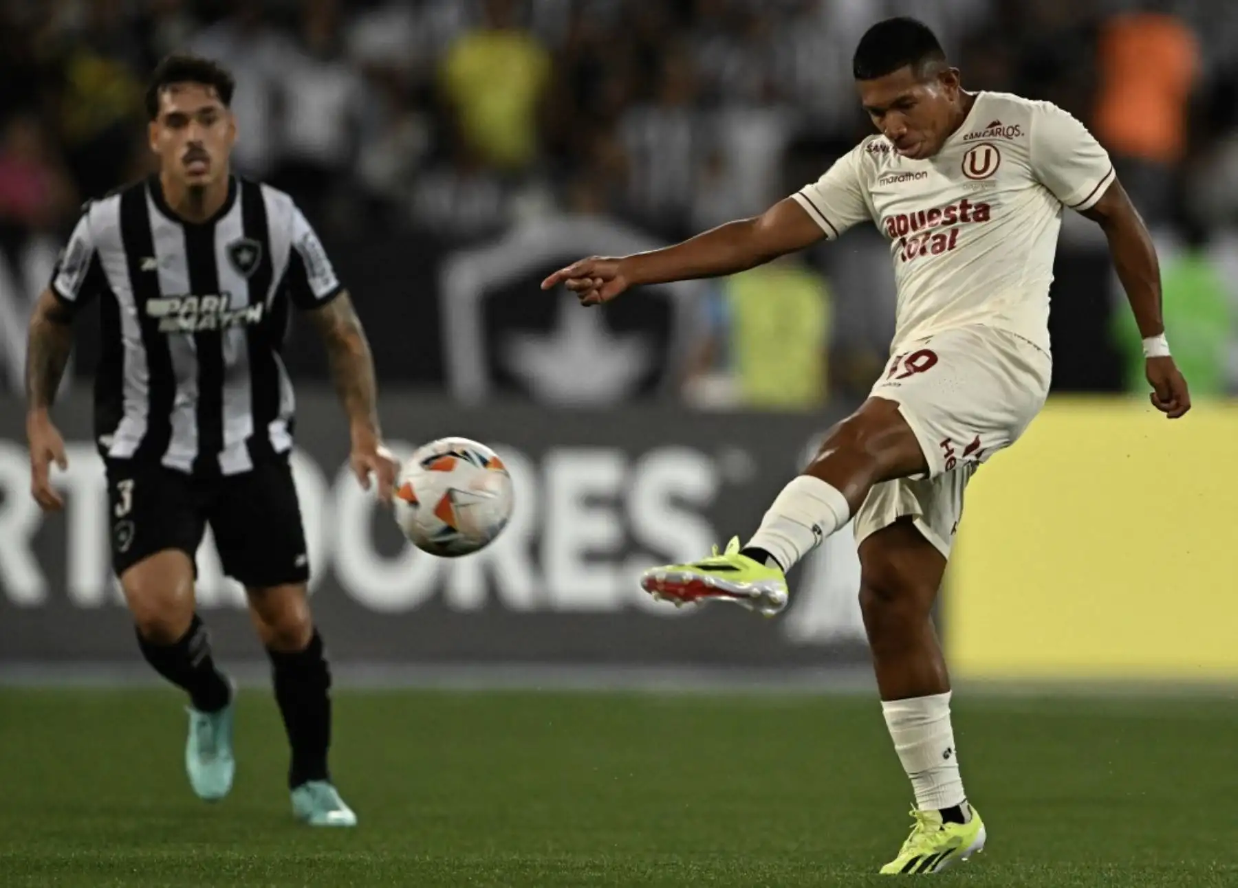 El delantero de Universitario Edison Flores dispara el balón durante el partido de ida de la fase de grupos de la Copa Libertadores entre el Botafogo de Brasil y el Universitario de Perú en el Estadio Nilton Santos en Río de Janeiro, Brasil, el 24 de abril de 2024. Foto: AFP
