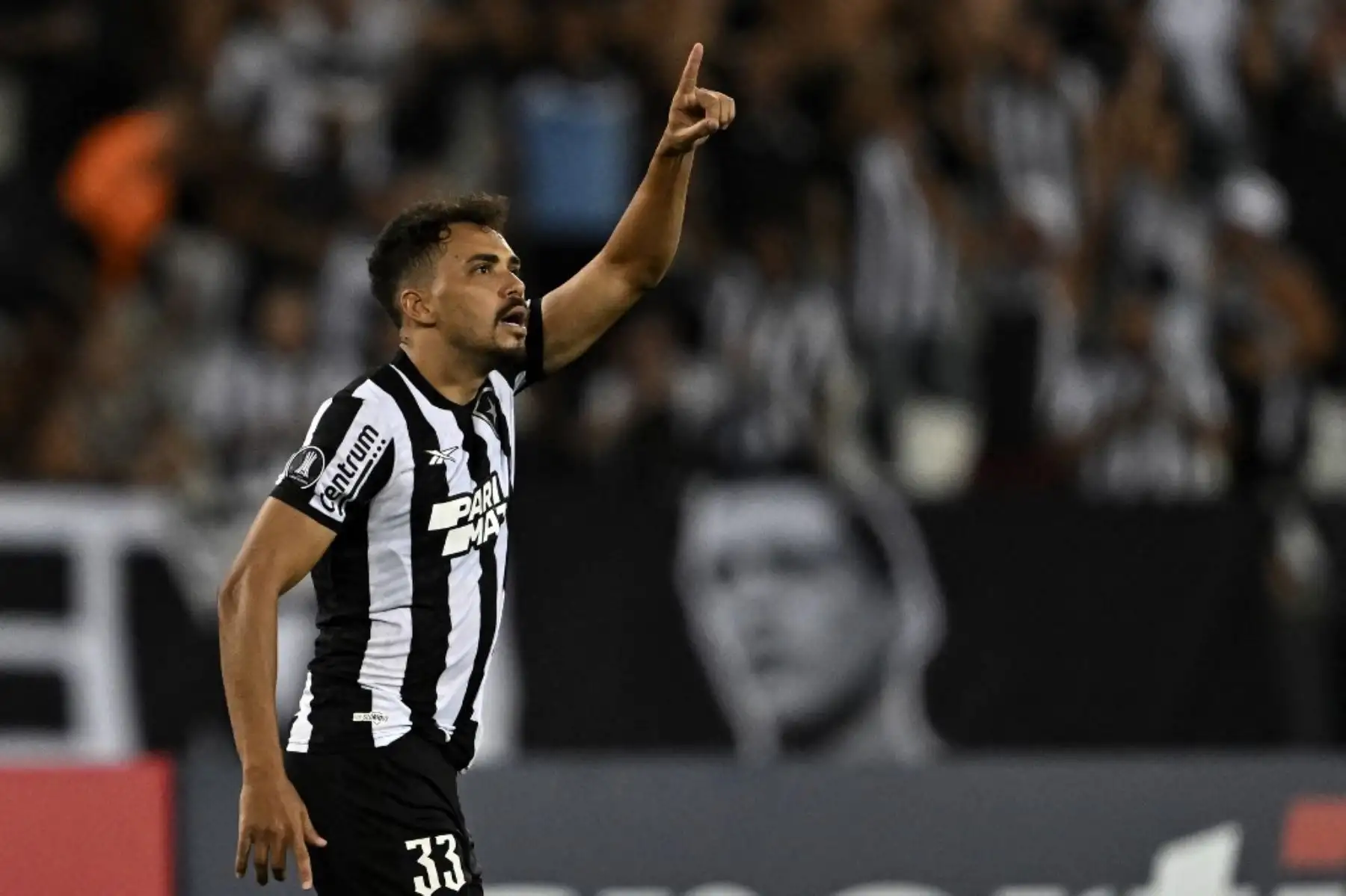 El mediocampista de Botafogo, Eduardo, celebra tras anotar durante el partido de ida de la fase de grupos de la Copa Libertadores entre el Botafogo de Brasil y el Universitario de Perú en el estadio Nilton Santos de Río de Janeiro, Brasil, el 24 de abril de 2024. Foto: AFP