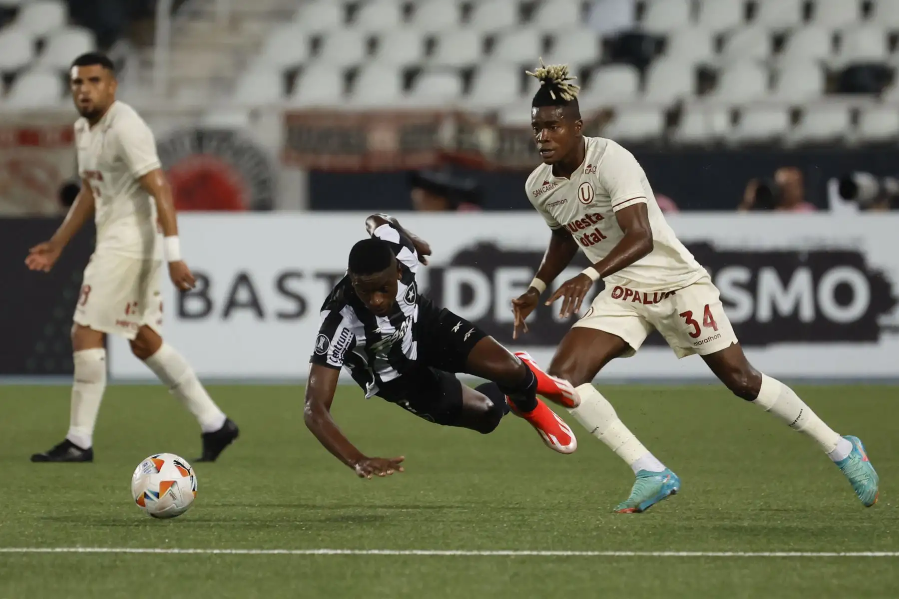 Luiz André Rosa (i) de Botafogo disputa el balón con Segundo Portocarrero de Universitario este miércoles, en un partido de la fase de grupos de la Copa Libertadores entre Botafogo y Universitario en el estadio Nilton Santos en Río de Janeiro (Brasil). EFE/ Antonio Lacerda