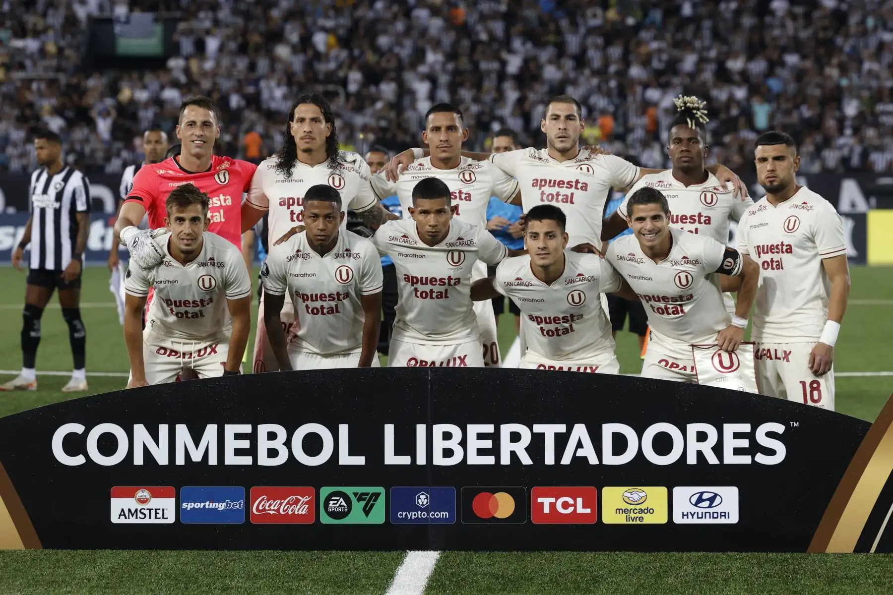 Jugadores de Universitario posan en un partido de la fase de grupos de la Copa Libertadores entre Botafogo y Universitario este miércoles, en el estadio Nilton Santos en Río de Janeiro (Brasil). EFE/ Antonio Lacerda