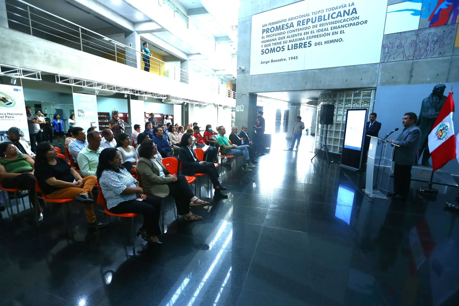 La Biblioteca Nacional del Perú (BNP) organiza  la ceremonia de inauguración de la exposición "Letras peruanas. Un recorrido por nuestro Patrimonio”. Participan en el evento, el jefe institucional de la BNP, Boris Espezúa Salmón; así como autoridades, funcionarios, trabajadores y personalidades vinculadas al mundo de las letras.
Foto: ANDINA/Eddy Ramos