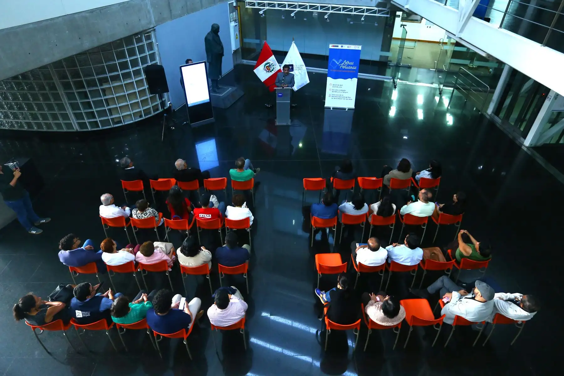 La Biblioteca Nacional del Perú (BNP) organiza  la ceremonia de inauguración de la exposición "Letras peruanas. Un recorrido por nuestro Patrimonio”. Participan en el evento, el jefe institucional de la BNP, Boris Espezúa Salmón; así como autoridades, funcionarios, trabajadores y personalidades vinculadas al mundo de las letras.
Foto: ANDINA/Eddy Ramos
