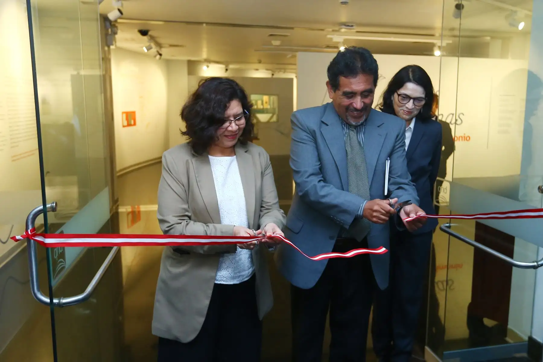 La Biblioteca Nacional del Perú (BNP) organiza  la ceremonia de inauguración de la exposición "Letras peruanas. Un recorrido por nuestro Patrimonio”. Participan en el evento, el jefe institucional de la BNP, Boris Espezúa Salmón; así como autoridades, funcionarios, trabajadores y personalidades vinculadas al mundo de las letras.
Foto: ANDINA/Eddy Ramos
