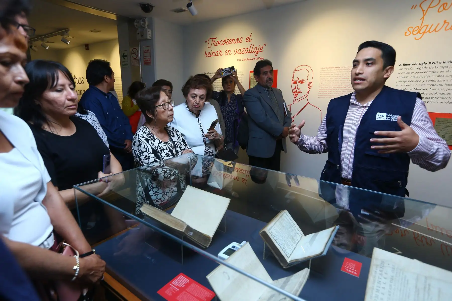 La presente exposición es un recorrido histórico-literario que busca acercar a la ciudadanía las unidades bibliográficas de las obras que han contribuido al desarrollo de la literatura nacional y que, en los últimos años, han sido declaradas Patrimonio Cultural de la Nación. 
Foto: ANDINA/Eddy Ramos