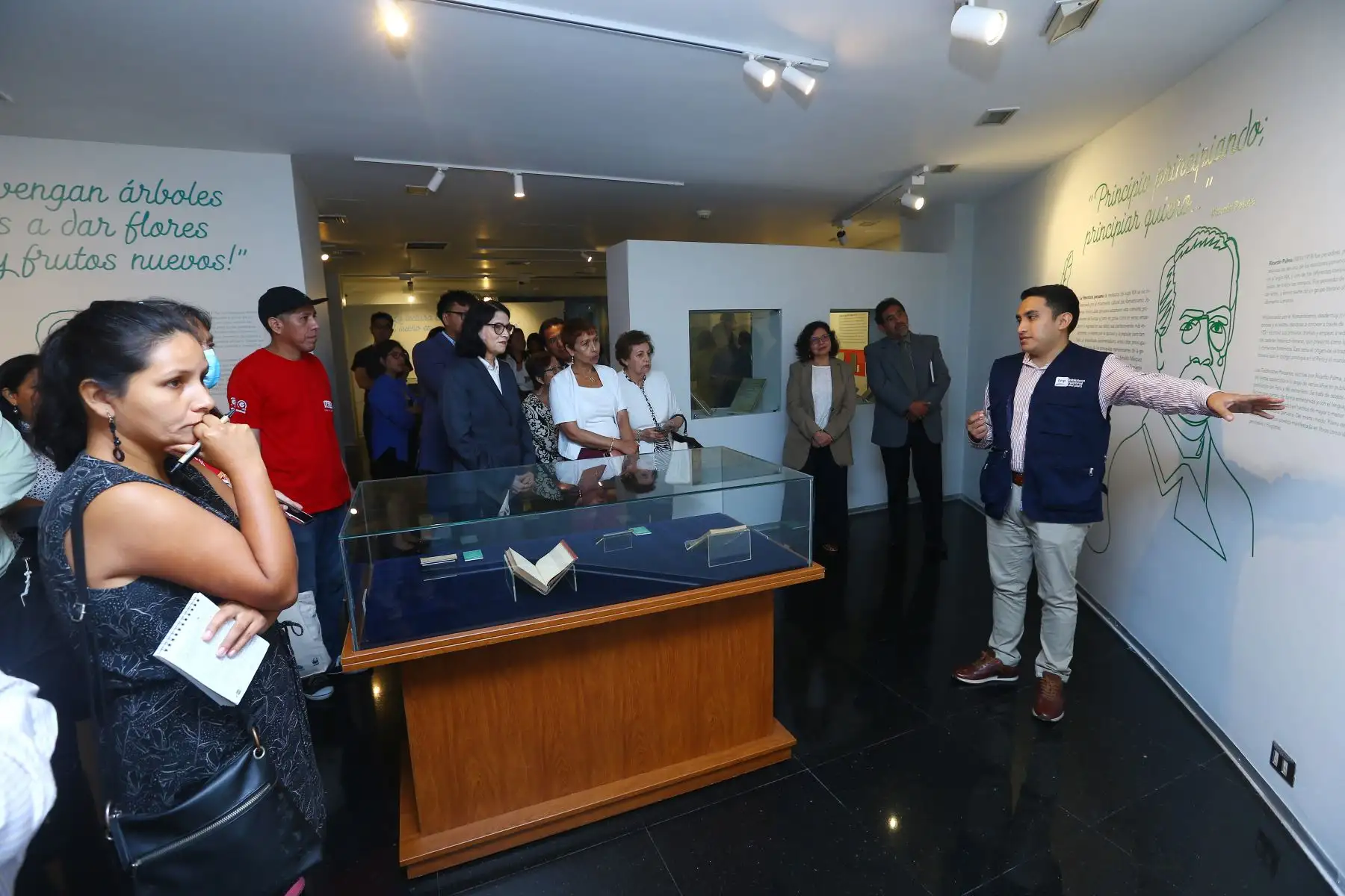La Biblioteca Nacional del Perú (BNP) organiza  la ceremonia de inauguración de la exposición "Letras peruanas. Un recorrido por nuestro Patrimonio”. Participan en el evento, el jefe institucional de la BNP, Boris Espezúa Salmón; así como autoridades, funcionarios, trabajadores y personalidades vinculadas al mundo de las letras.
Foto: ANDINA/Eddy Ramos