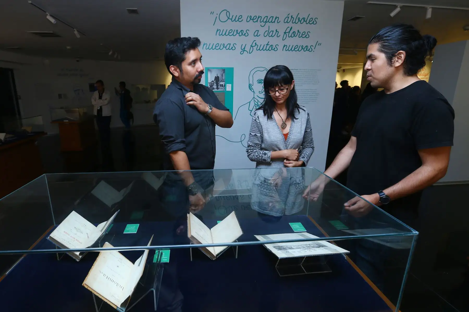 La Biblioteca Nacional del Perú (BNP) organiza  la ceremonia de inauguración de la exposición "Letras peruanas. Un recorrido por nuestro Patrimonio”. Participan en el evento, el jefe institucional de la BNP, Boris Espezúa Salmón; la directora de la Dirección de Protección de las Colecciones de la BNP, Kelly Carpio Ochoa; así como autoridades, funcionarios, trabajadores y personalidades vinculadas al mundo de las letras.
Foto: ANDINA/Eddy Ramos