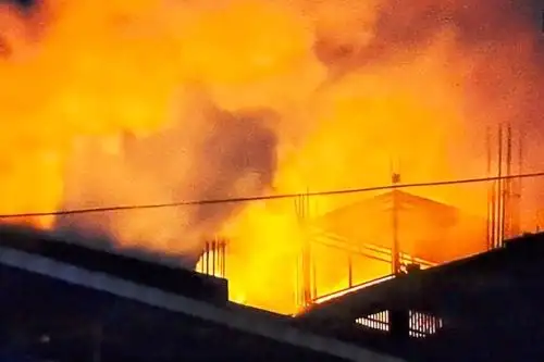 Barrios Altos: se reactiva el incendio en edificio que servía de almacen. Foto: ANDINA/Difusión.