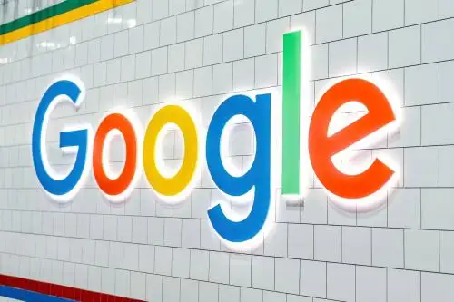 Google puede identificar automáticamente detalles de las descripciones de los empleos, como los beneficios, el tipo de contrato y el seguro médico.