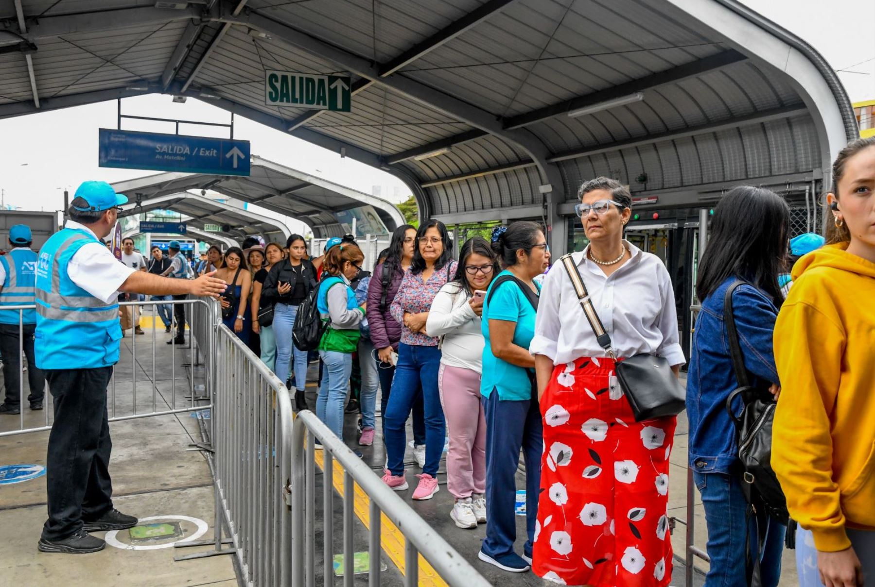 Plan piloto de cola exclusiva para personas en riesgo de acoso sexual funciona en el horario de las 10:00 a 16:00 en la estación Matellini, Chorrillos. Foto: ATU.
